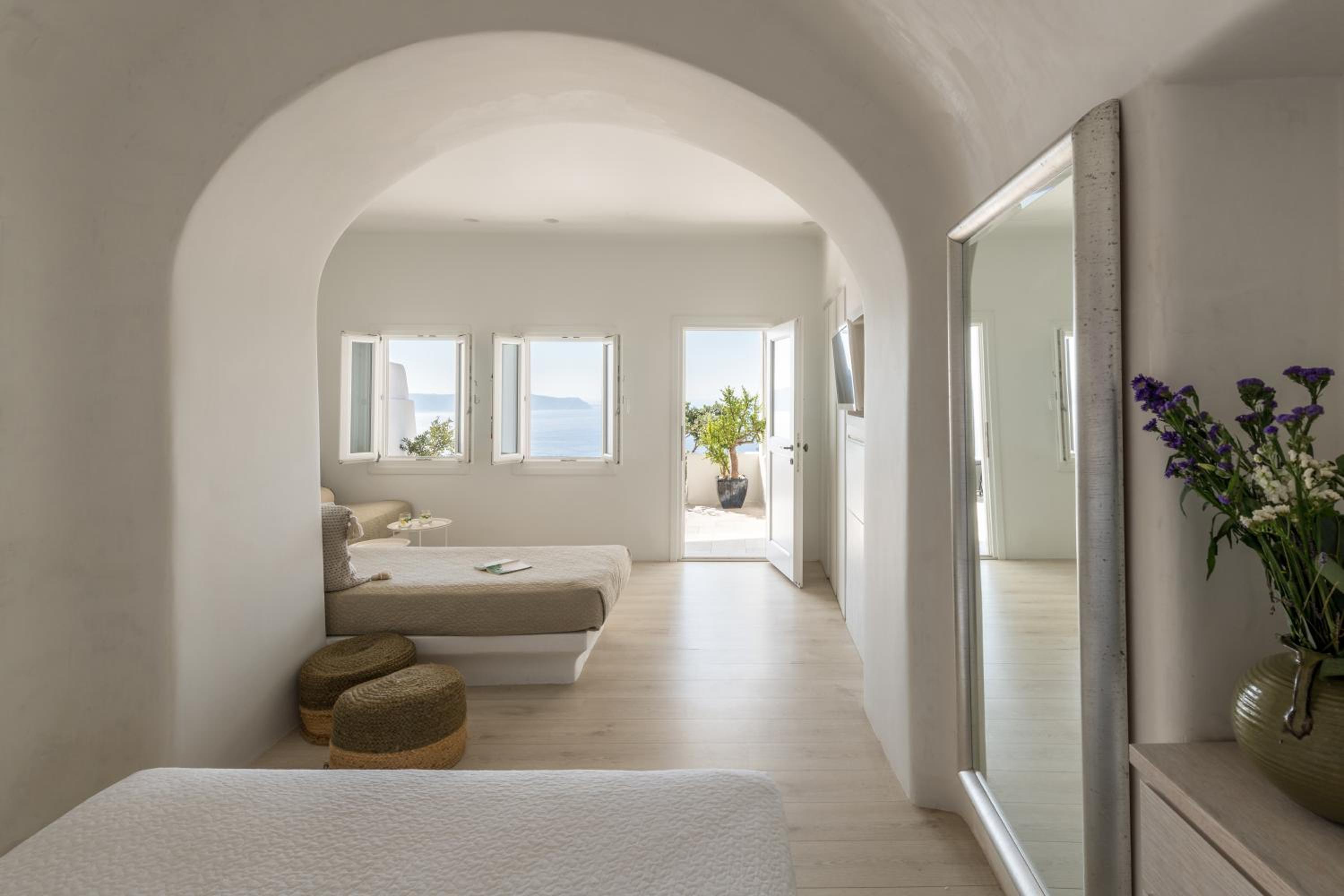 Deluxe Suite with Hot Tub and Caldera View - Photo 11