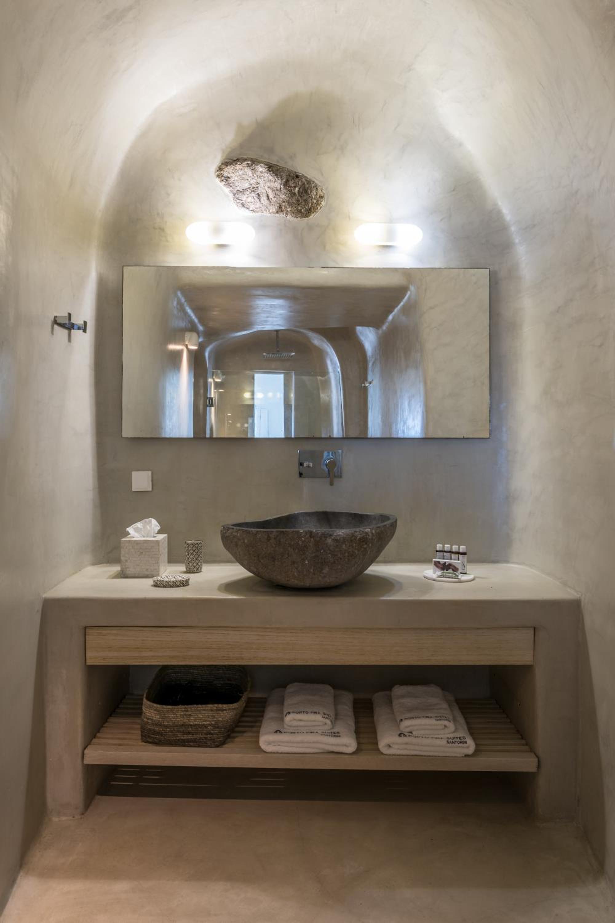Deluxe Suite with Hot Tub and Caldera View - Photo 8