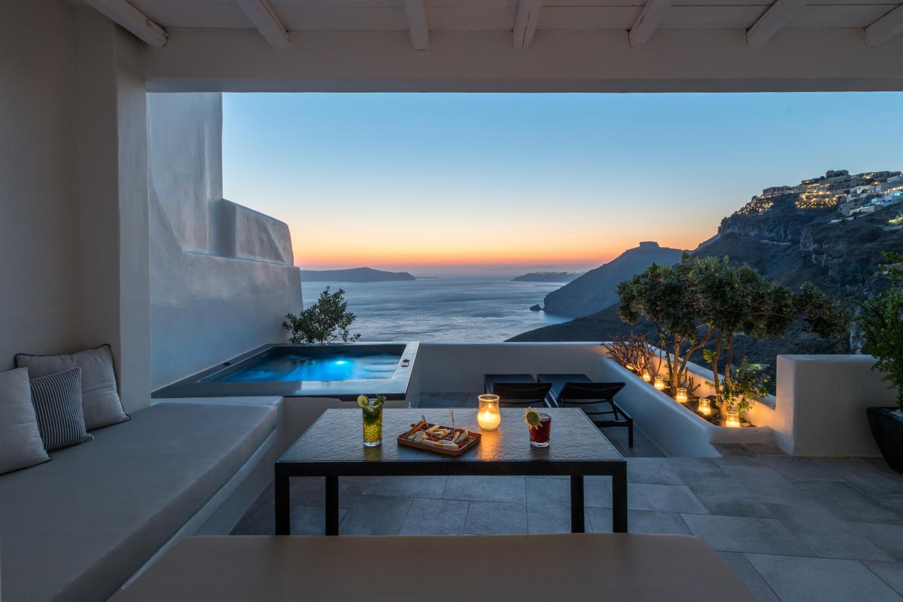 Deluxe Suite with Hot Tub and Caldera View - Photo 2