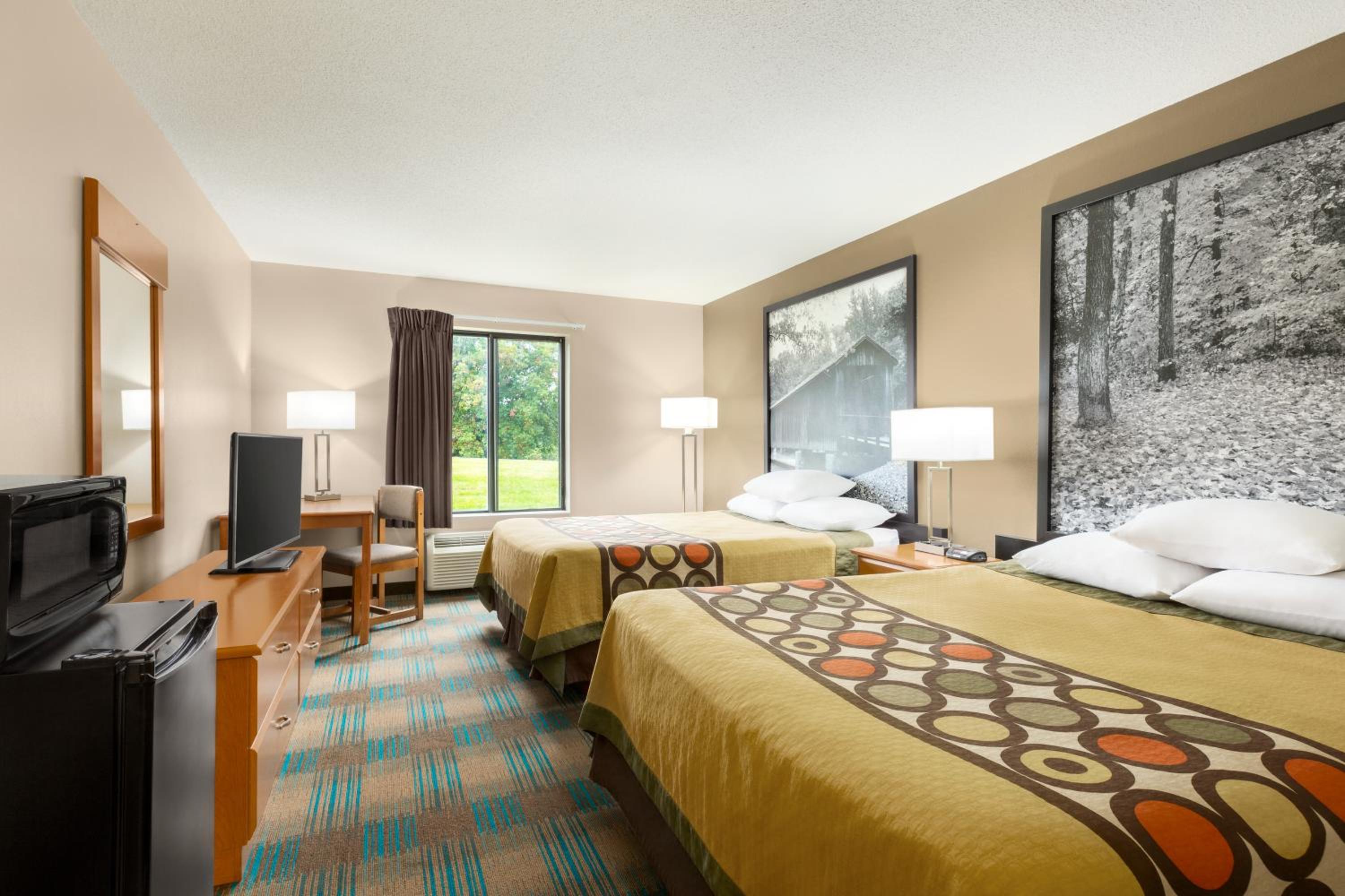 Queen Room with Two Queen Beds - Non-Smoking photo 2