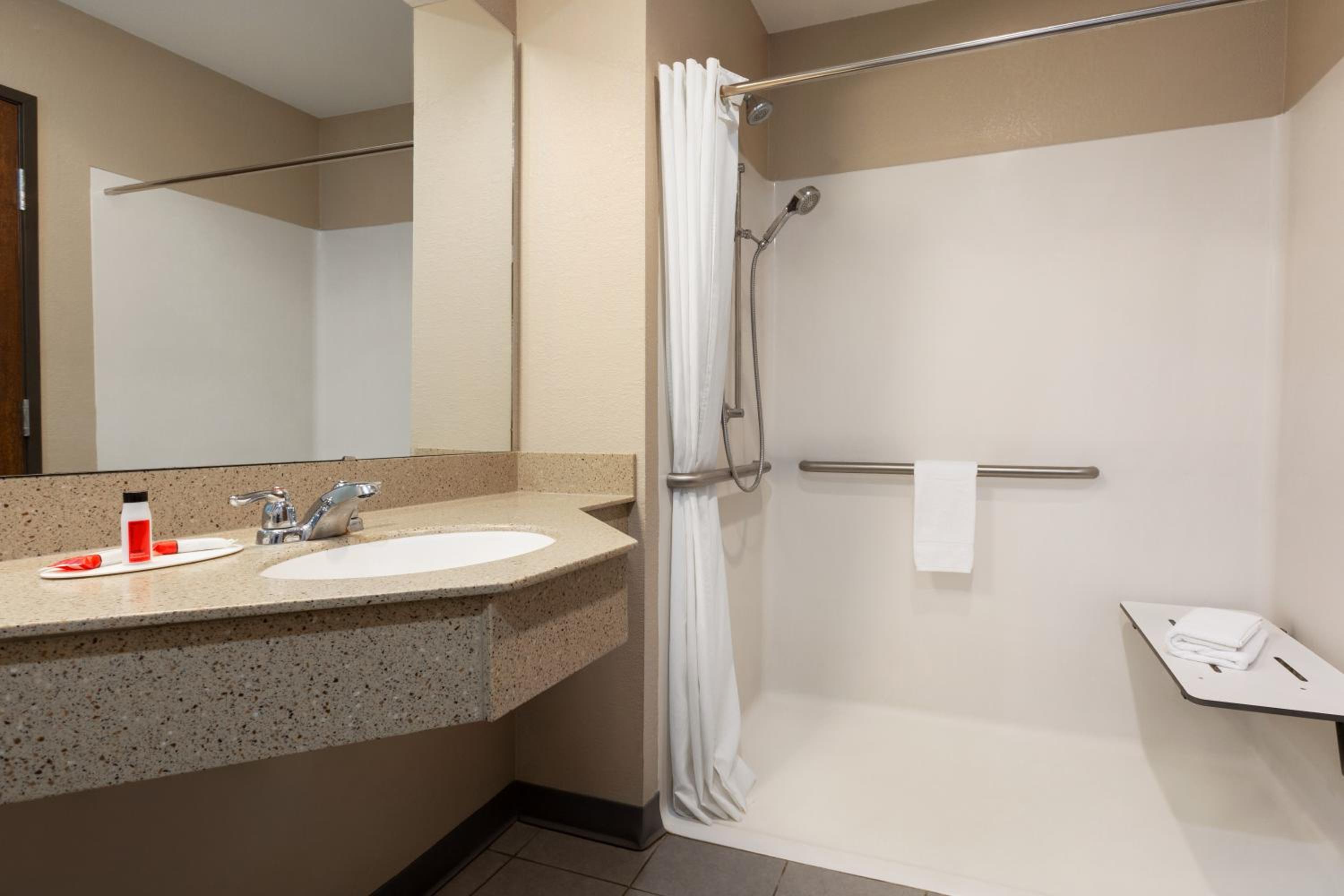 Queen Room - Disability Access/Non-Smoking photo 3