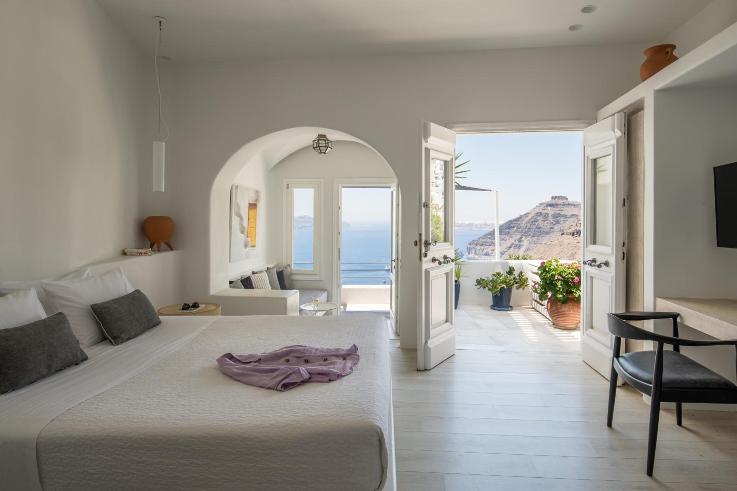 Honeymoon Suite With Caldera View
