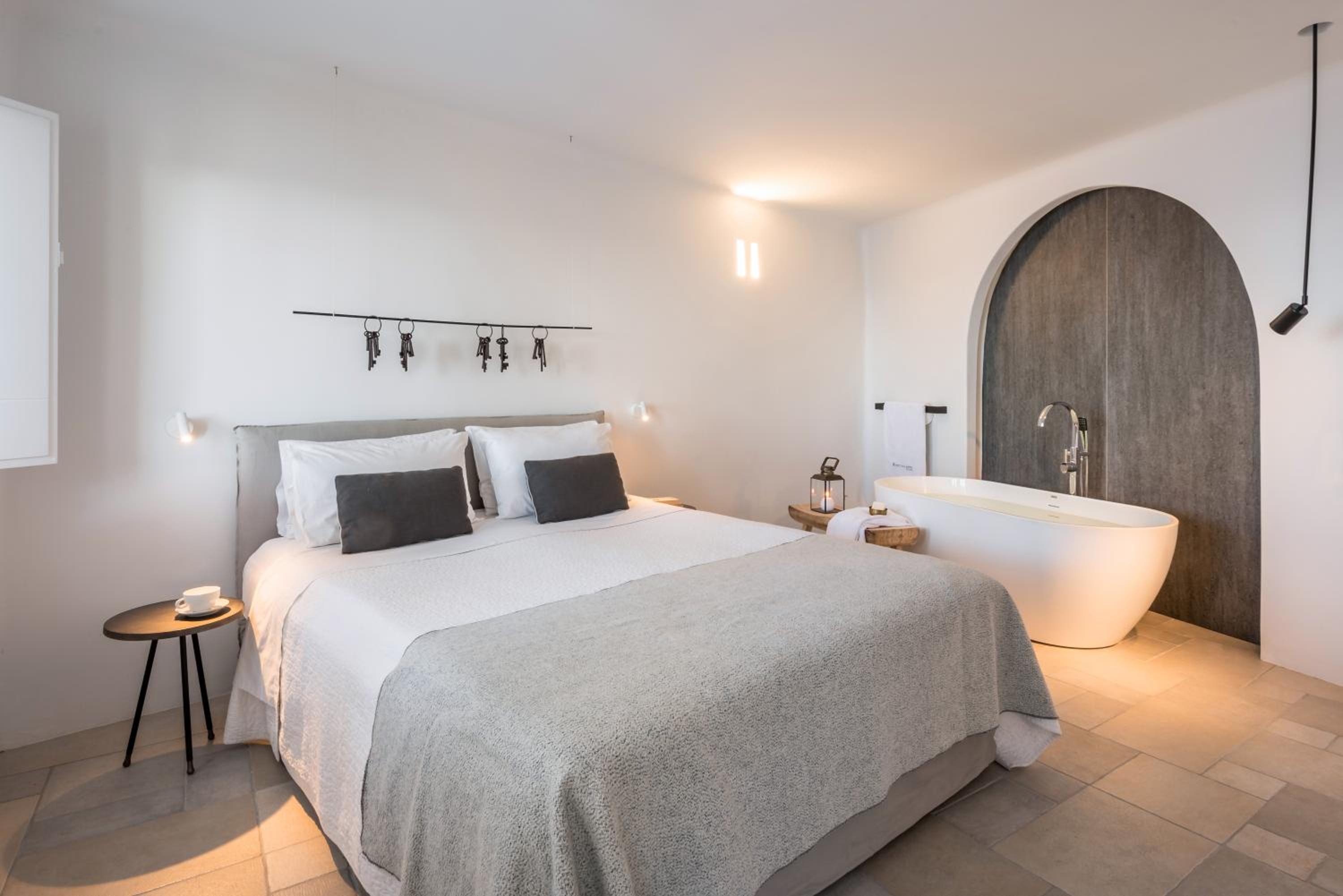 Suite With Bath Tub And Caldera View