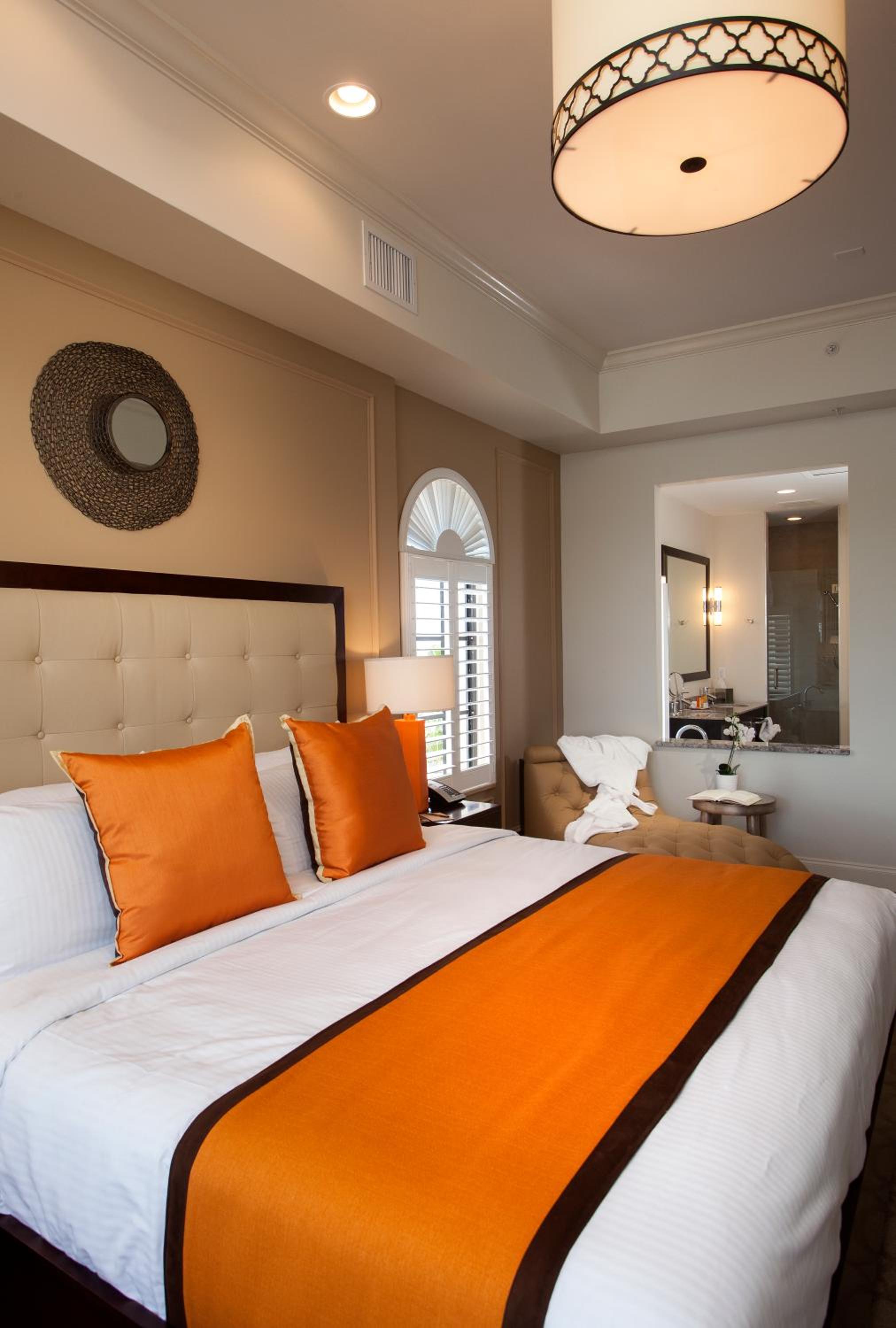 King Room With Roll-In Shower - Disability Access