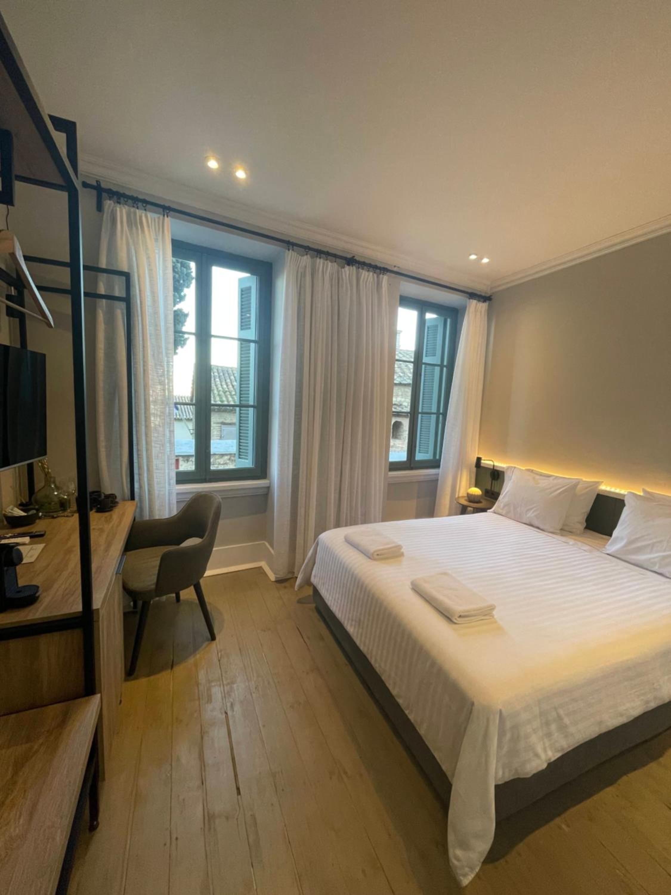 Deluxe King Room photo 1