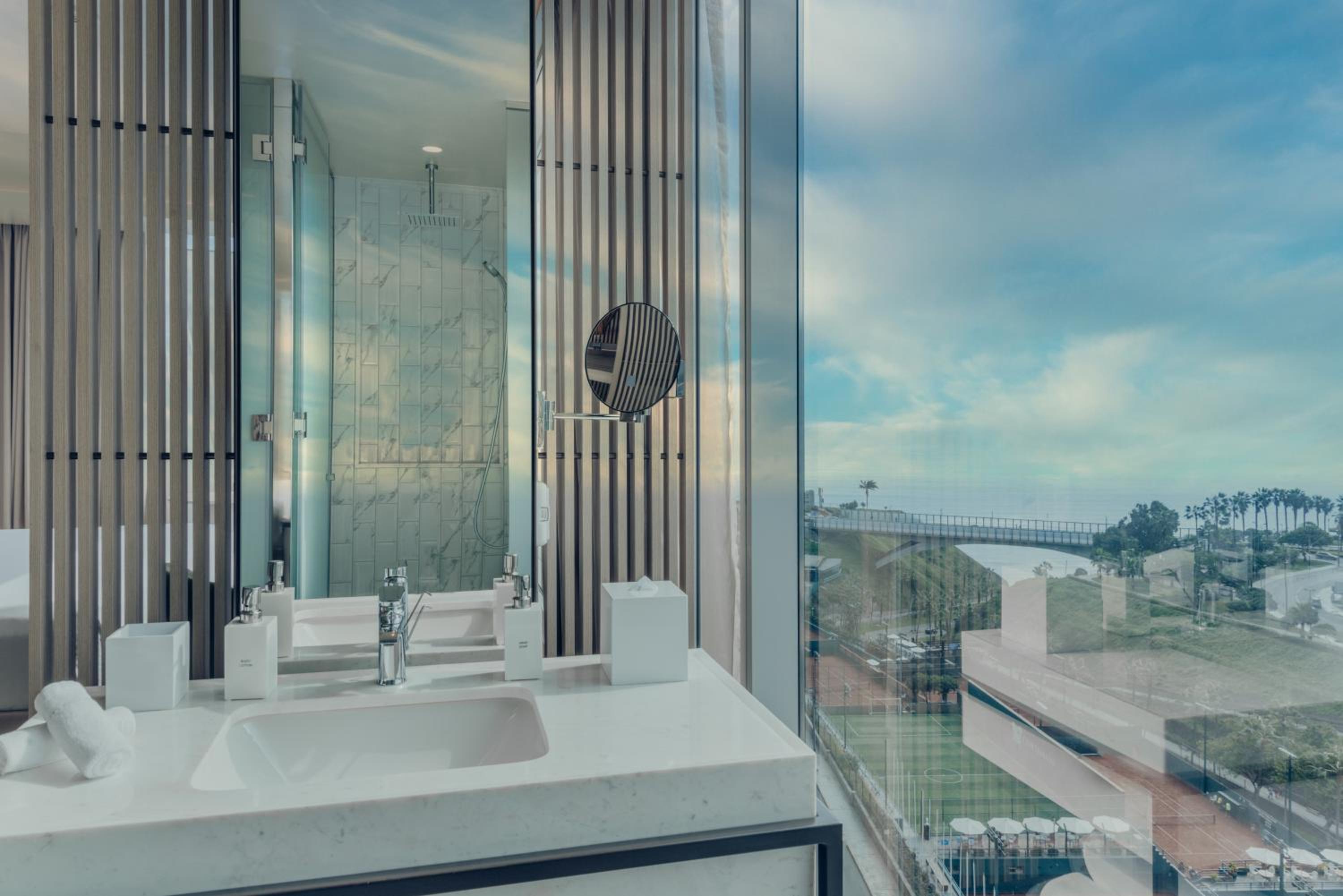 Grand King Room with Sea View - Photo 3