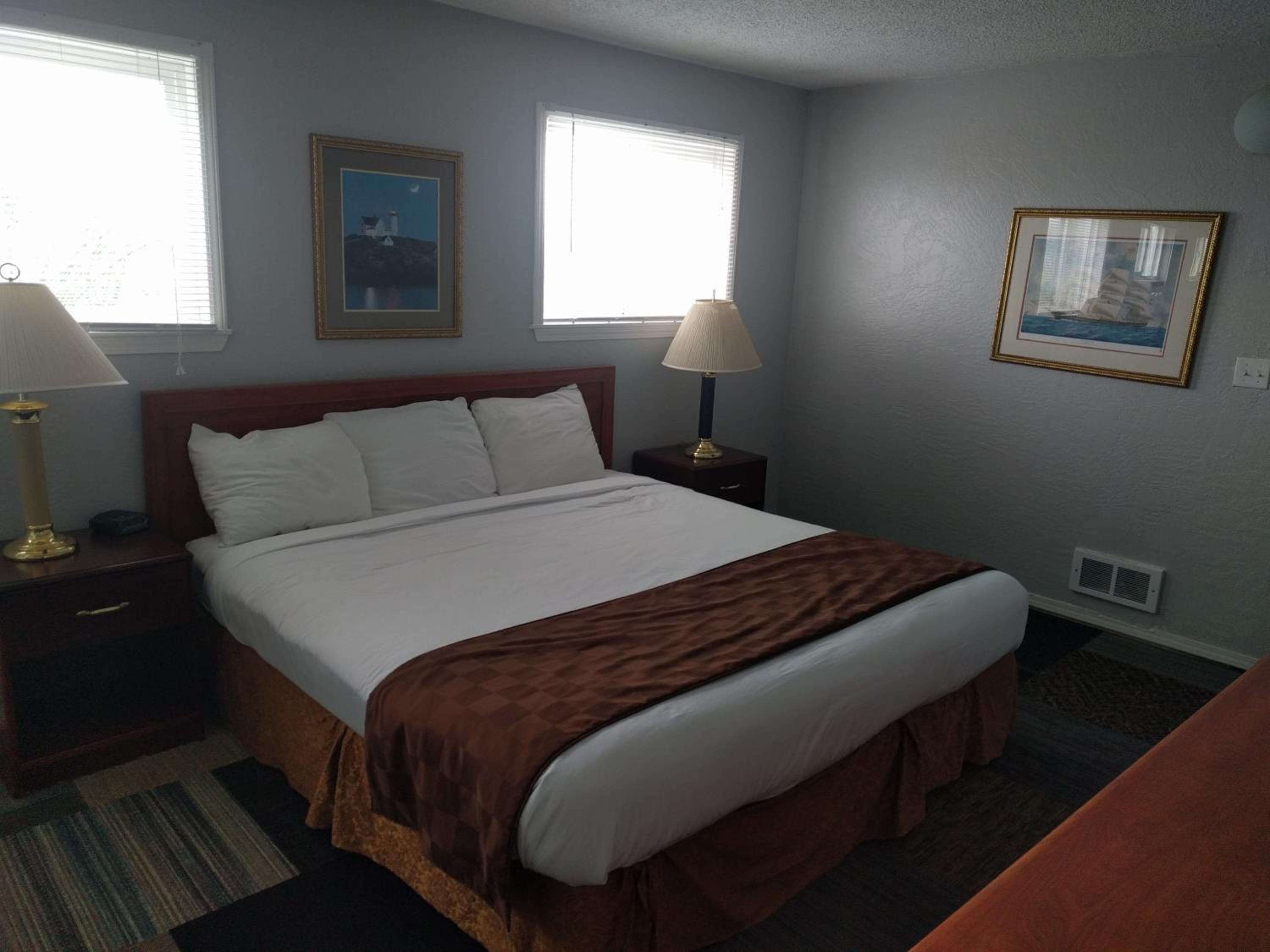 One-Bedroom King Suite - Photo 3