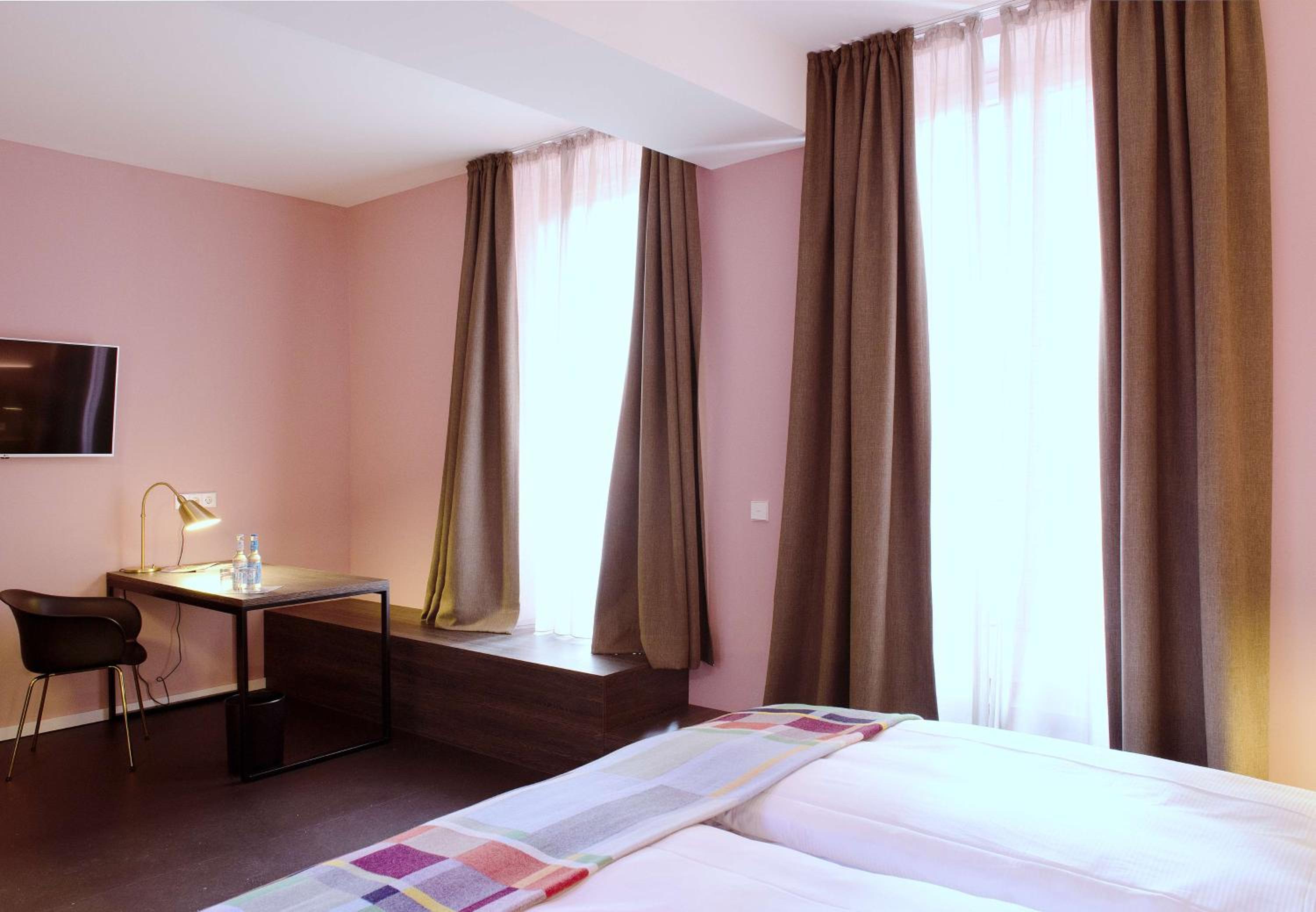 Comfort Room with Kingsize Bed  - Photo 3