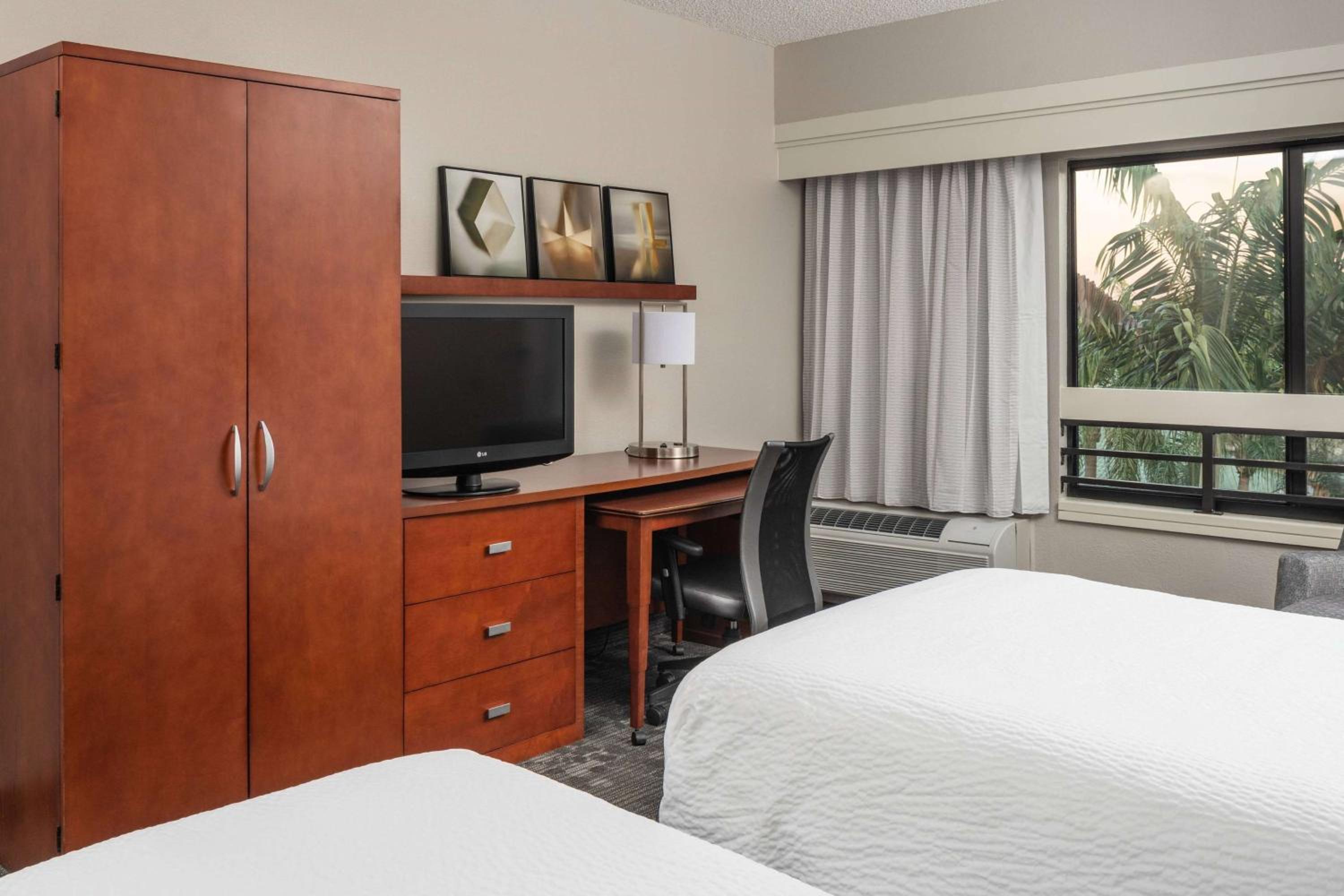 Deluxe Queen Room with Two Queen Beds - Photo 4