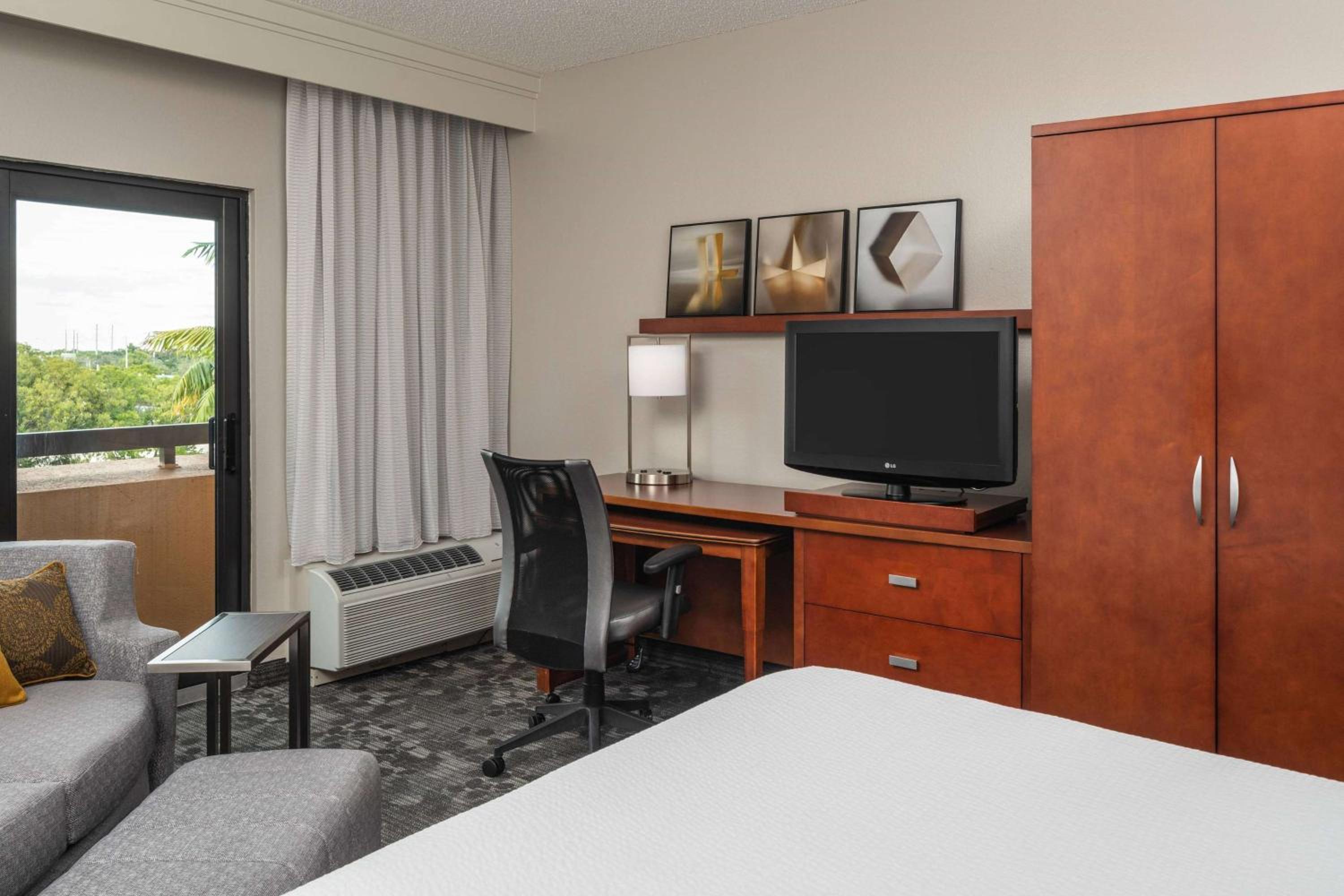 Deluxe King Room - Photo 5