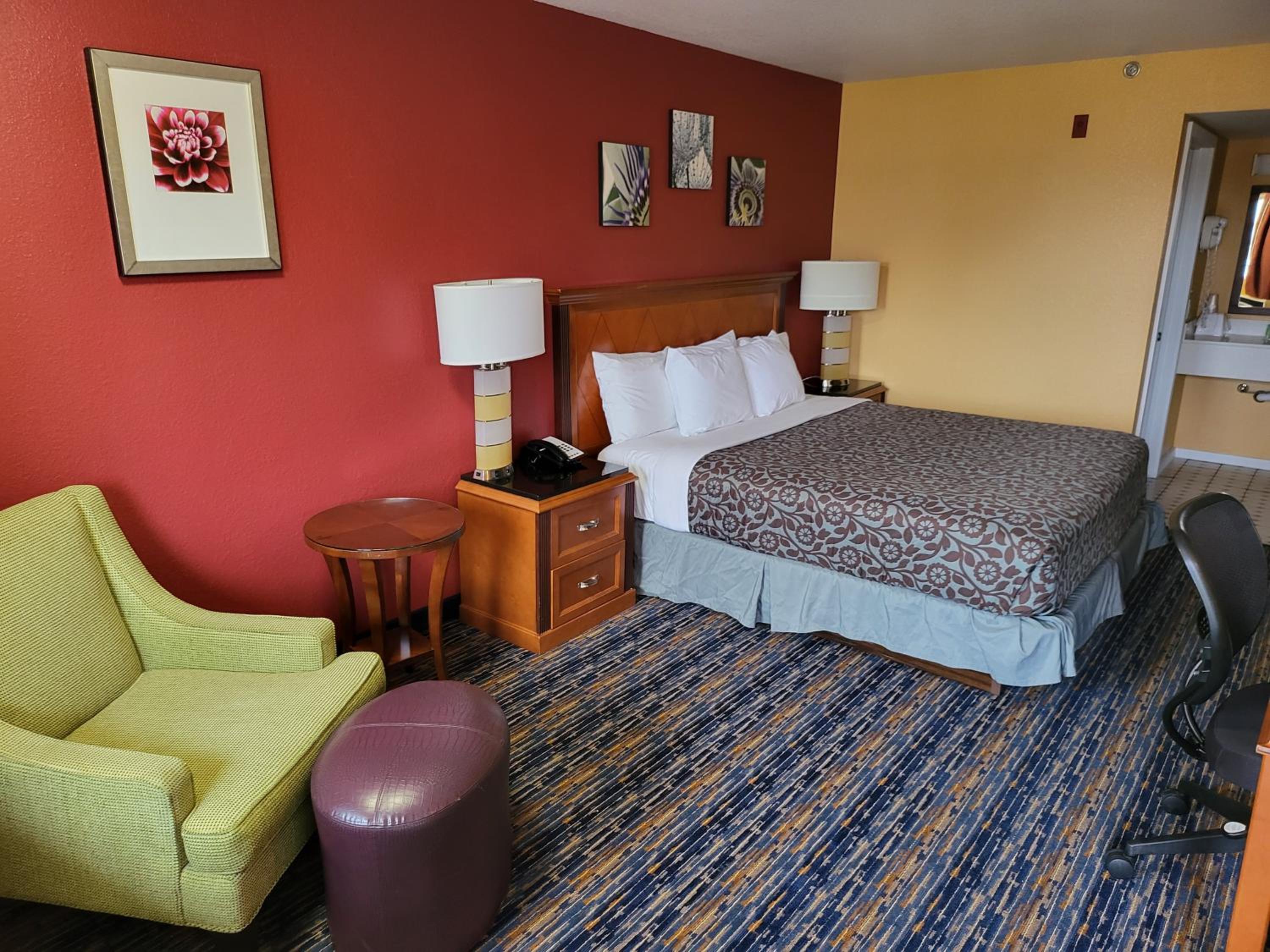Deluxe King Room - Pet Friendly - Non-Smoking - Photo 2