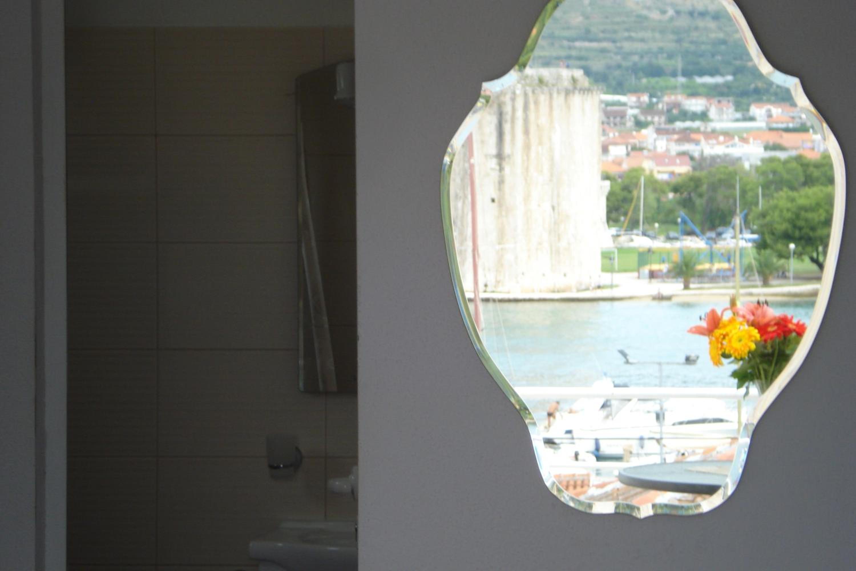 Apartment with Terrace and Sea View - Photo 9