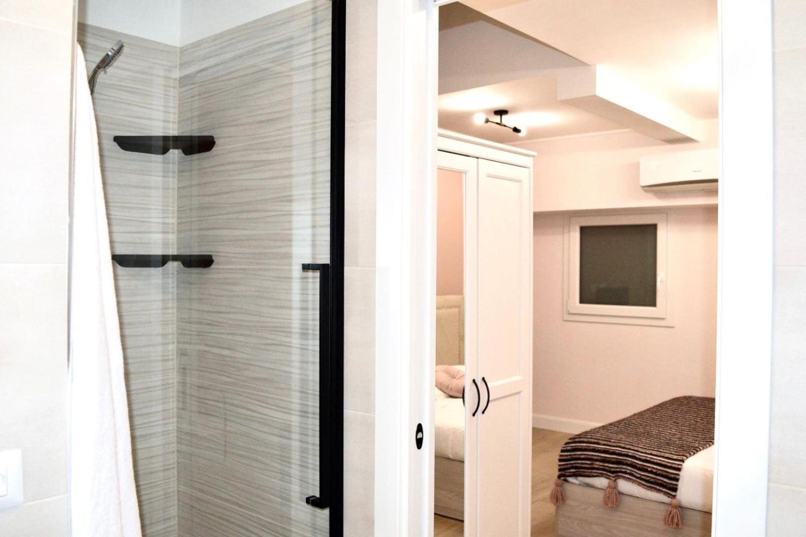 Deluxe Double Room with Shower photo 3