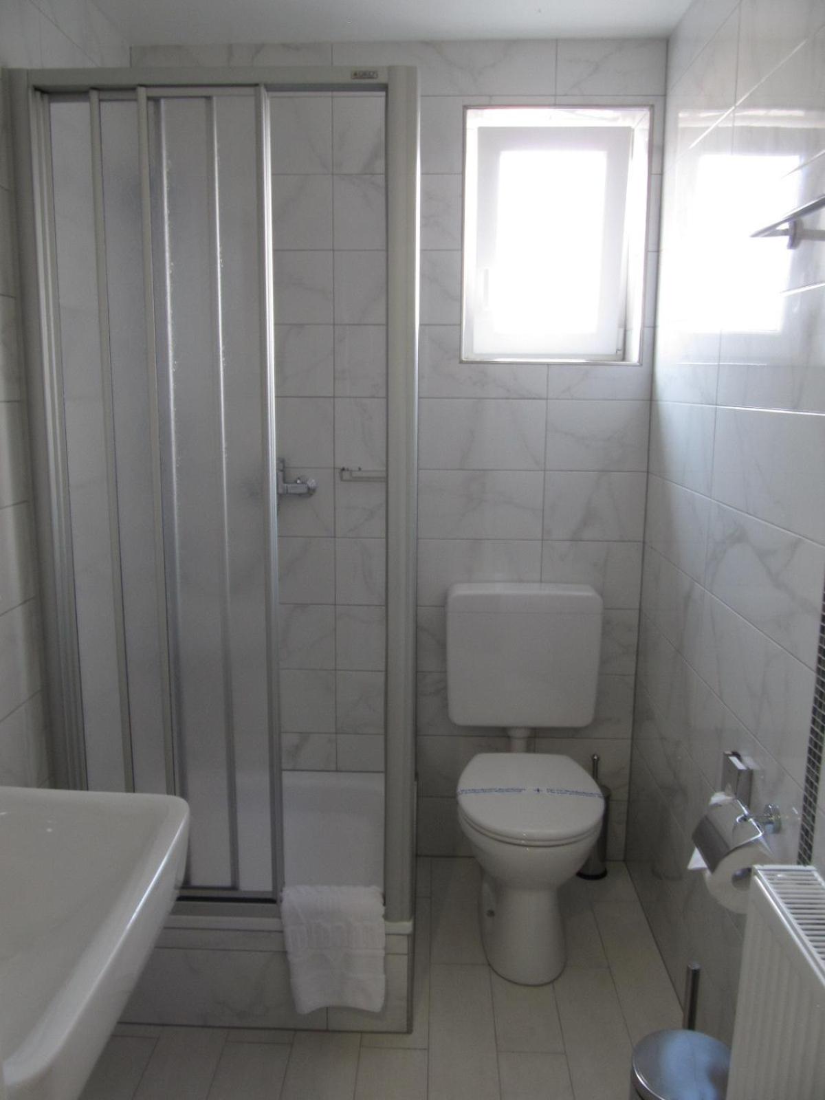 Twin Room with Private Bathroom in Hallway - Photo 3