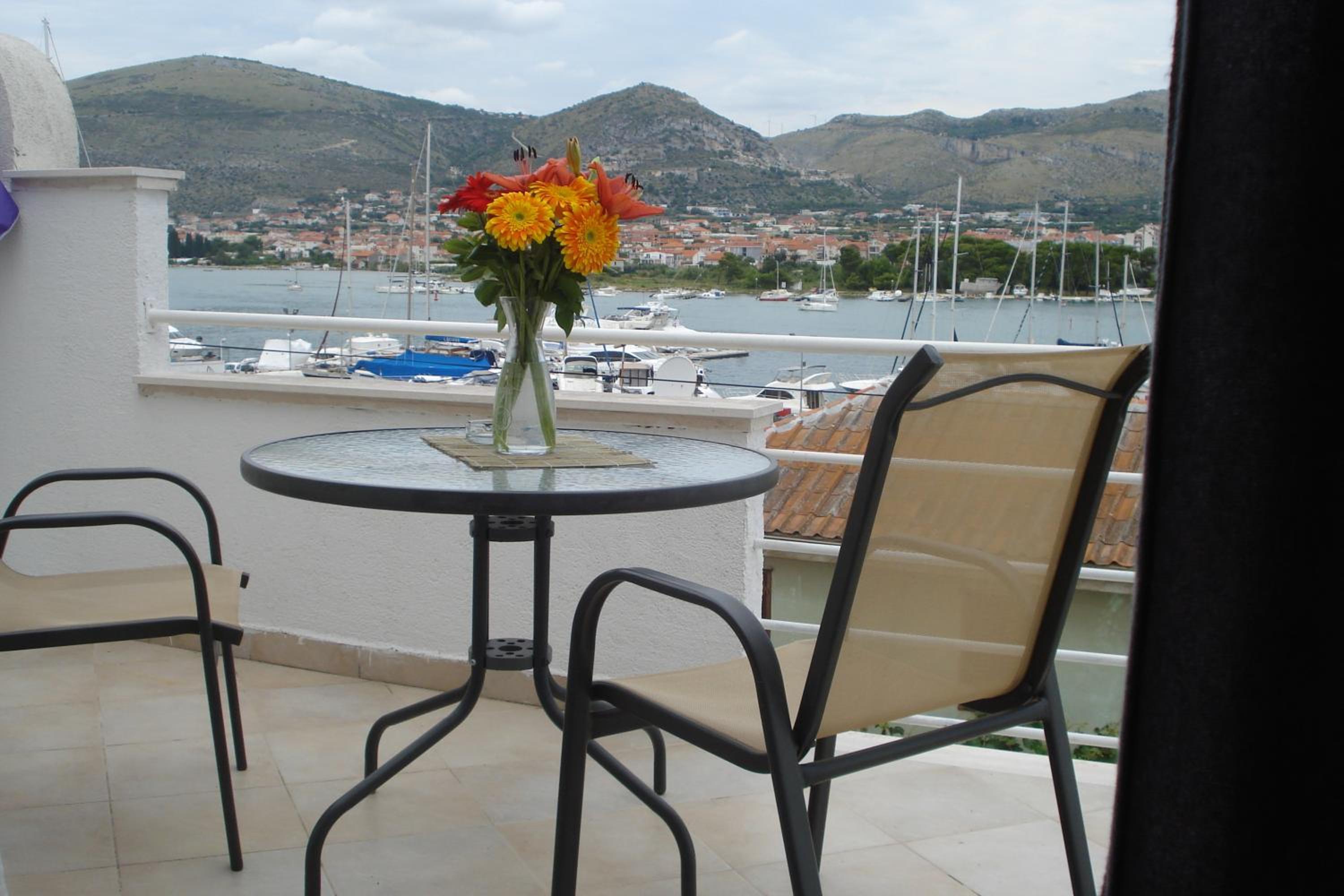 Apartment with Terrace and Sea View - Photo 38