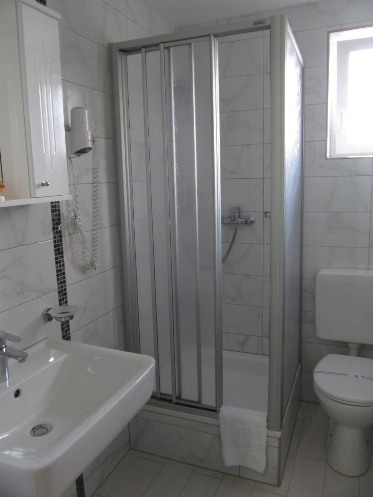 Single Room with Private Bathroom in Hallway photo 3