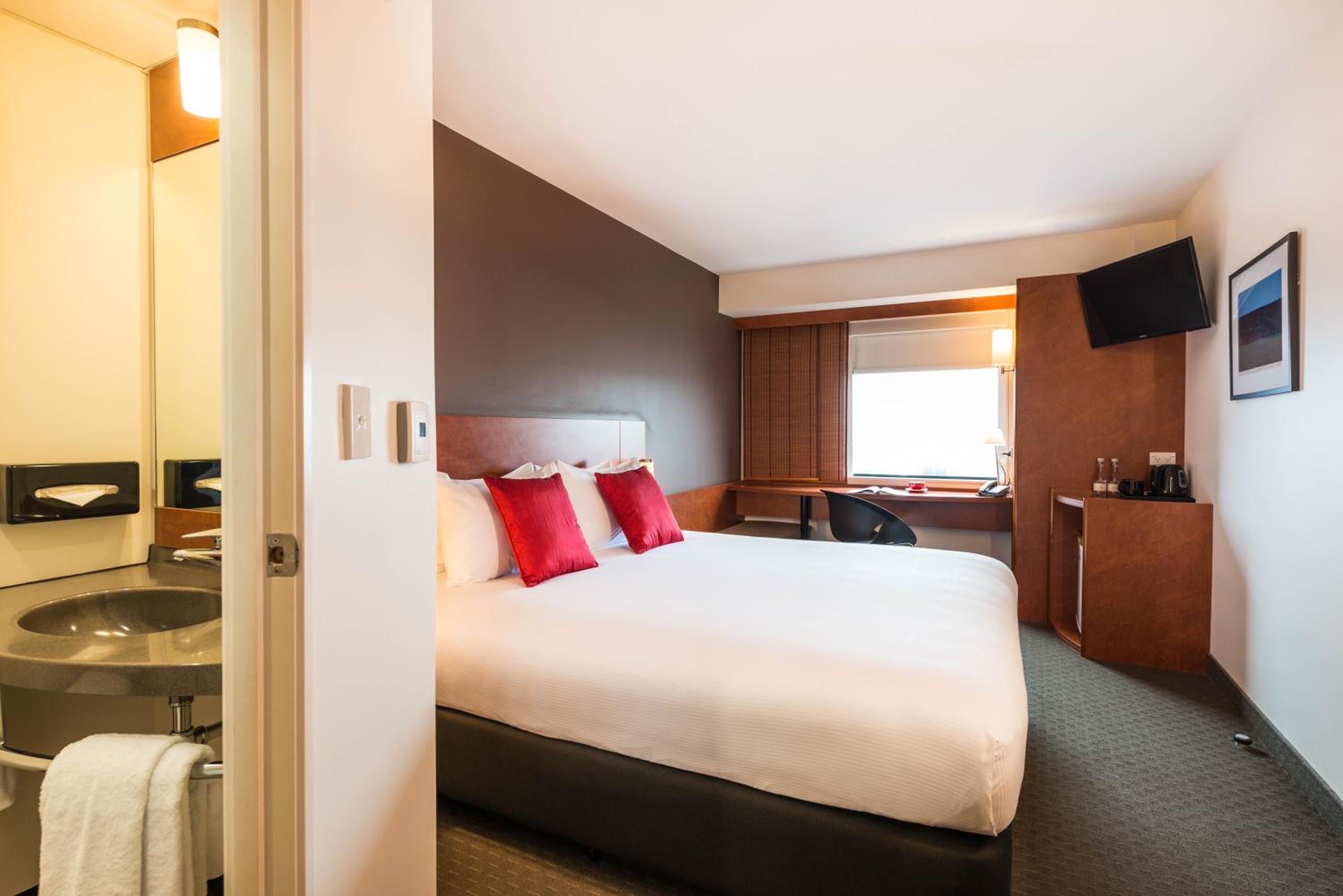 Ibis Plus King Room - Photo 3