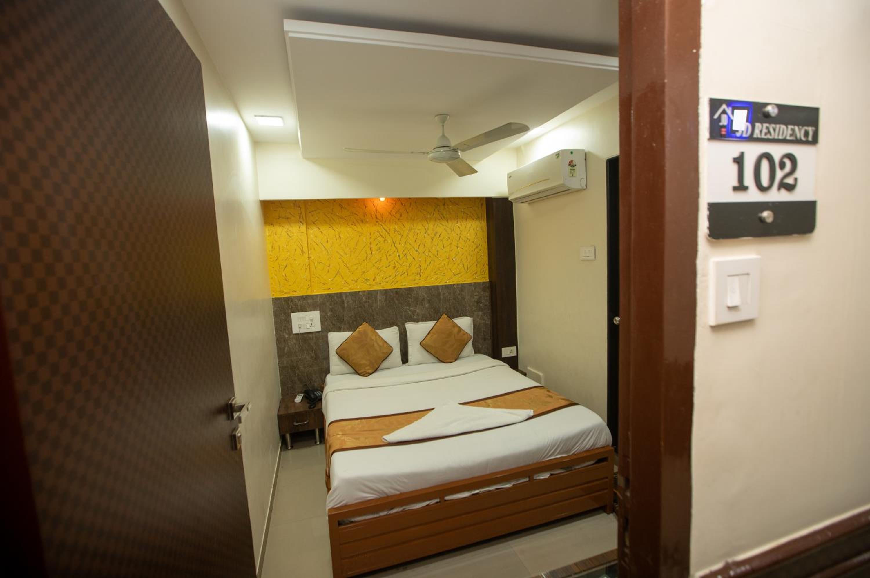 Deluxe Room - Photo 11