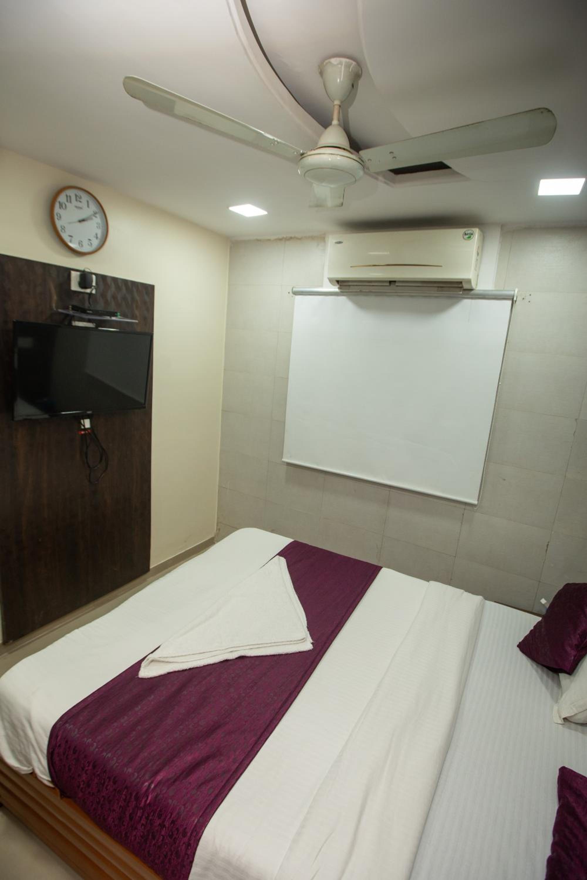 Deluxe Room - Photo 10