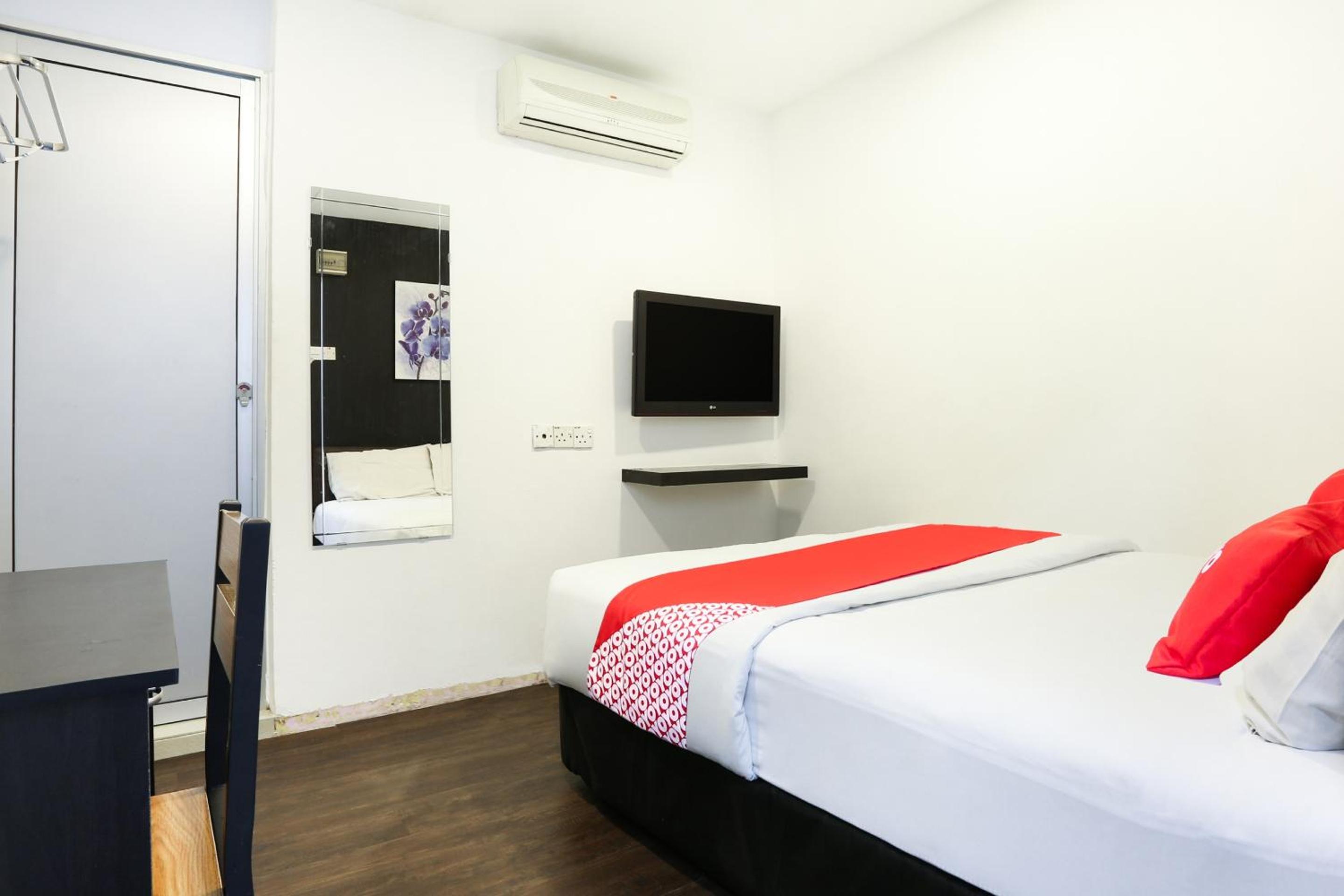 Deluxe Queen Room - Photo 3