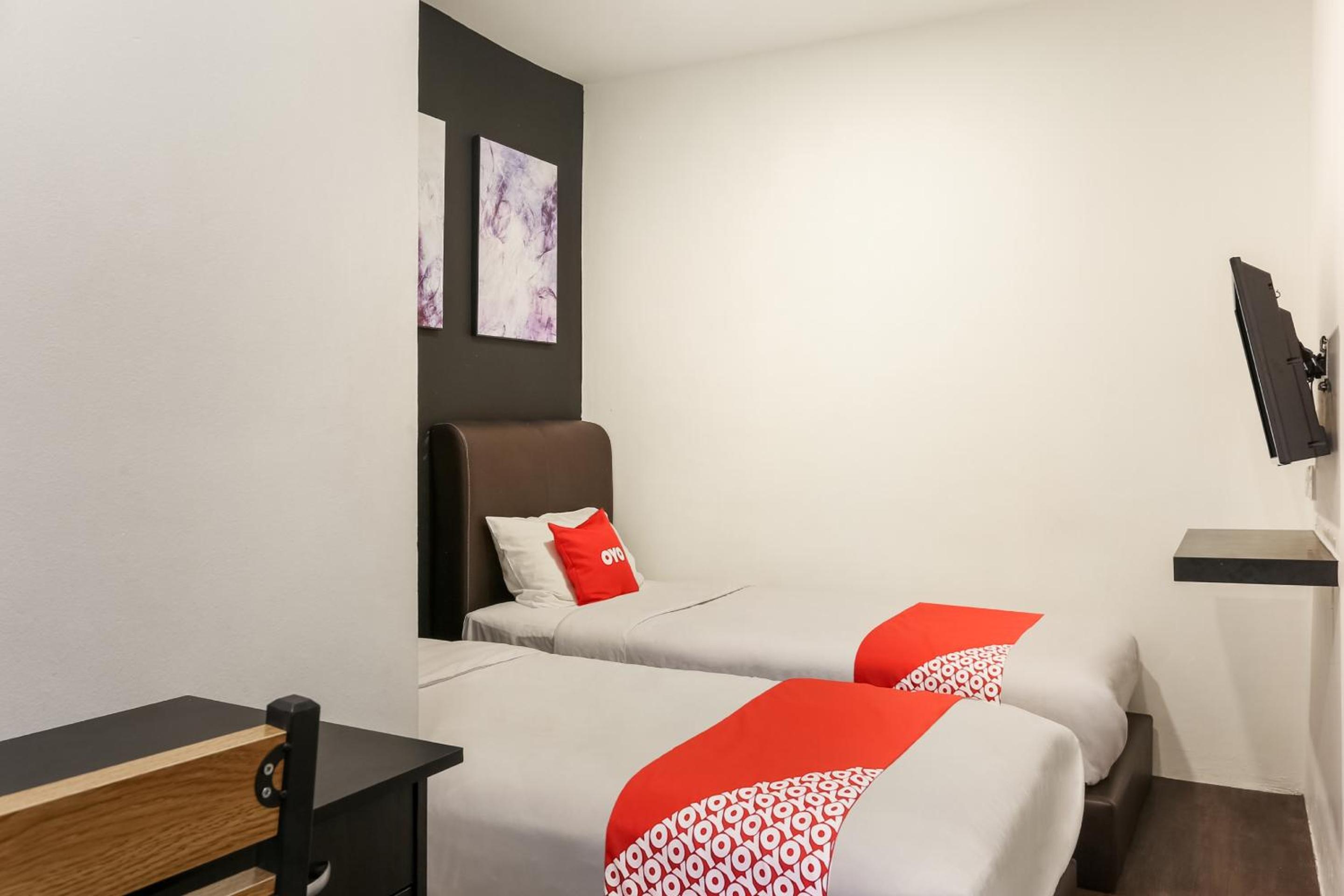 Standard Twin Room - Photo 3