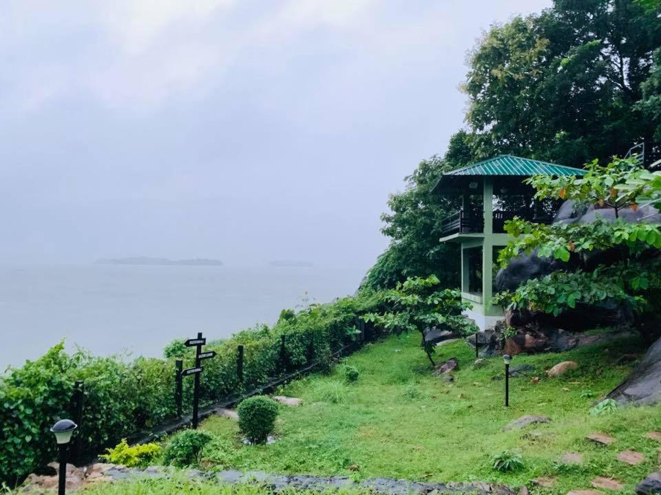 Double Room with Lake View - Photo 7