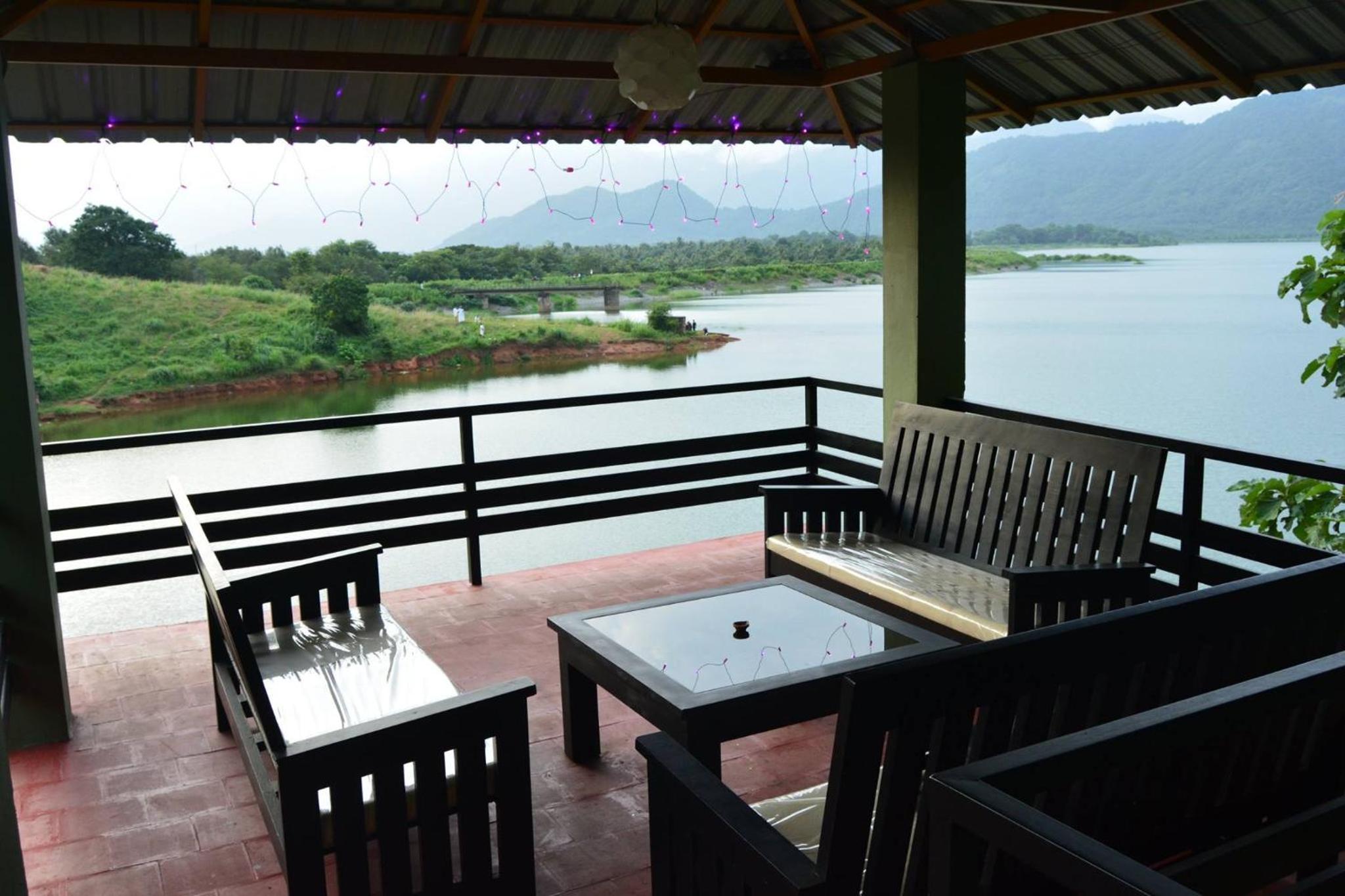 Double Room with Lake View - Photo 3