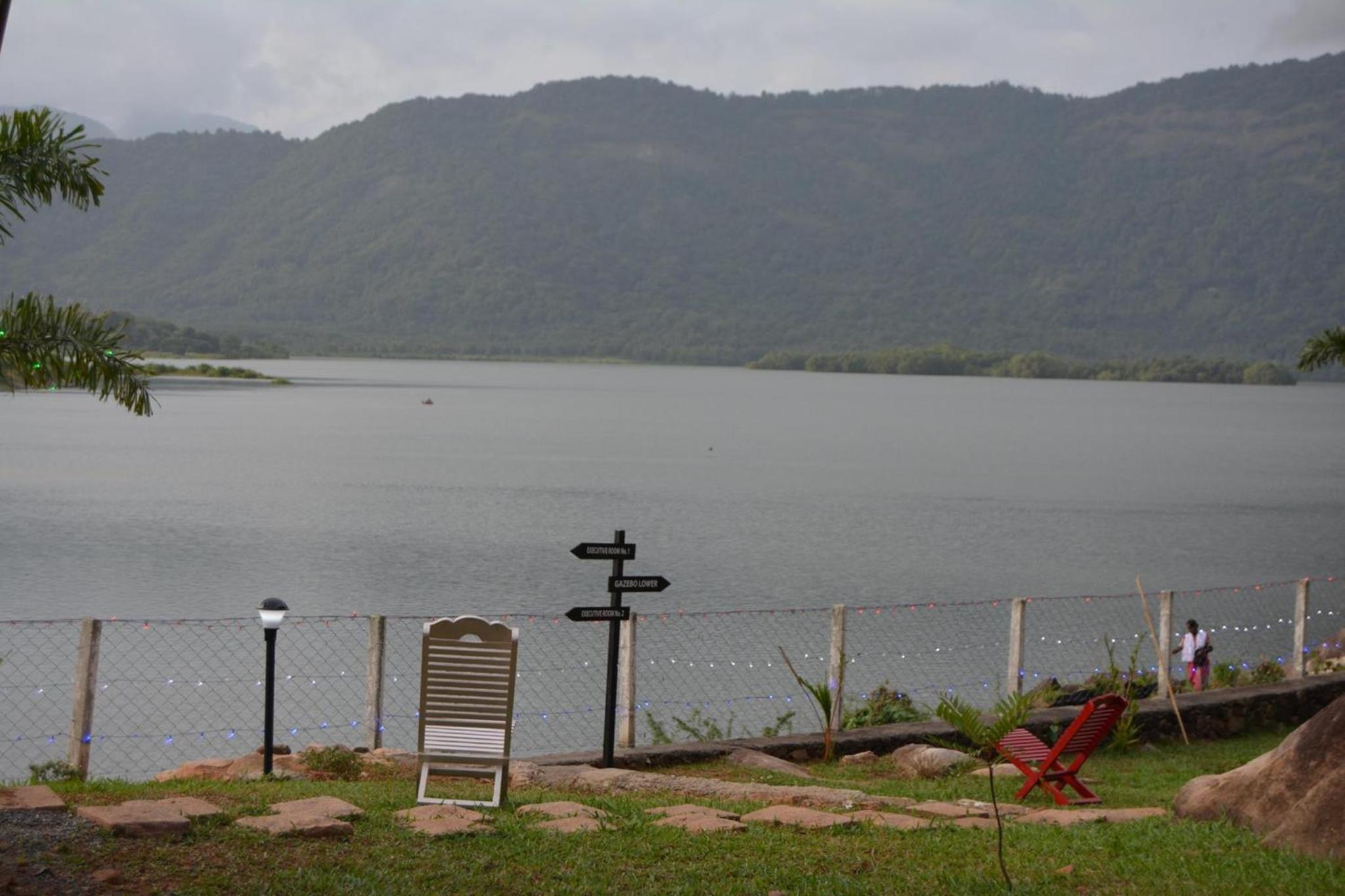 Double Room with Lake View - Photo 5