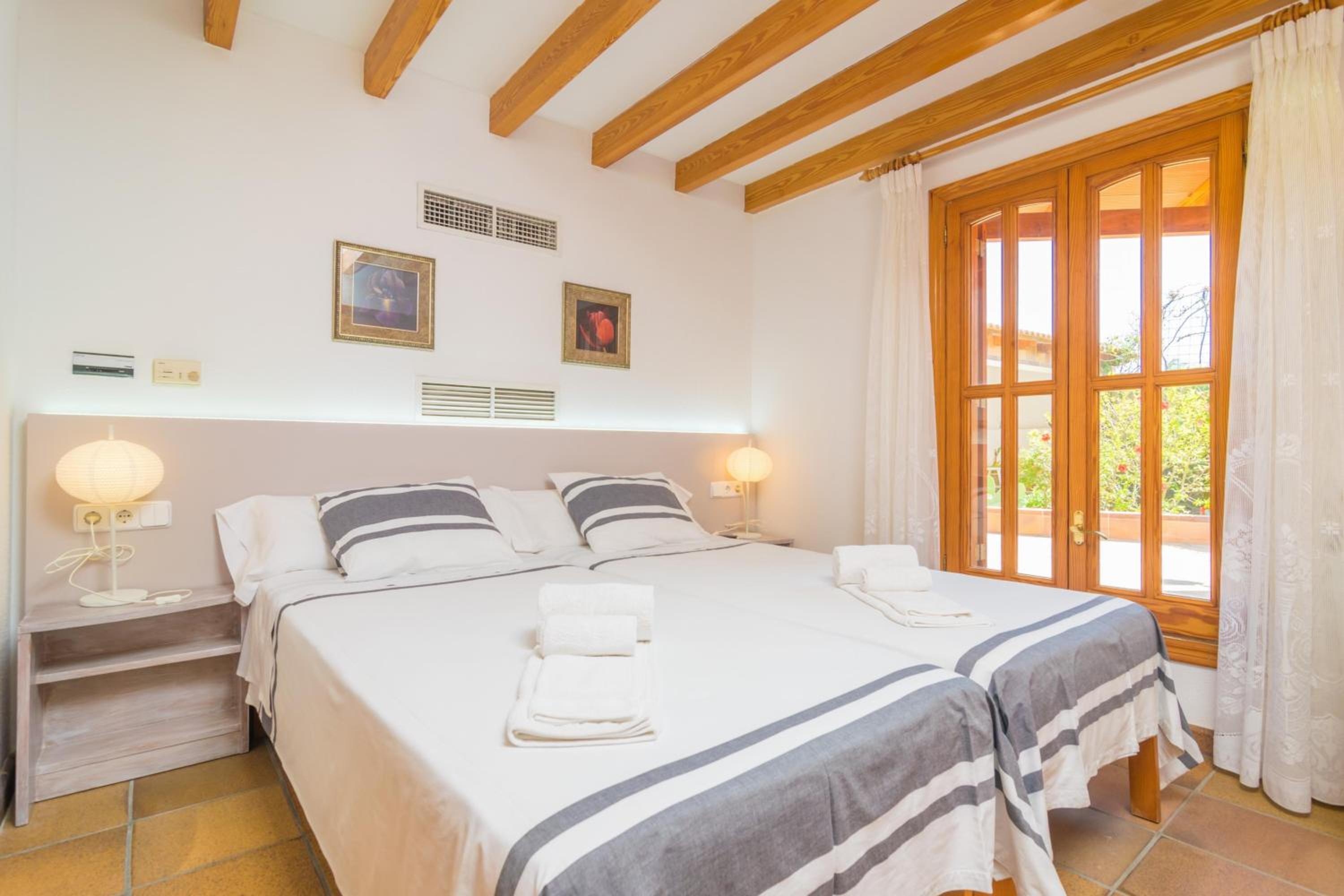 Eight-Bedroom Villa photo 2