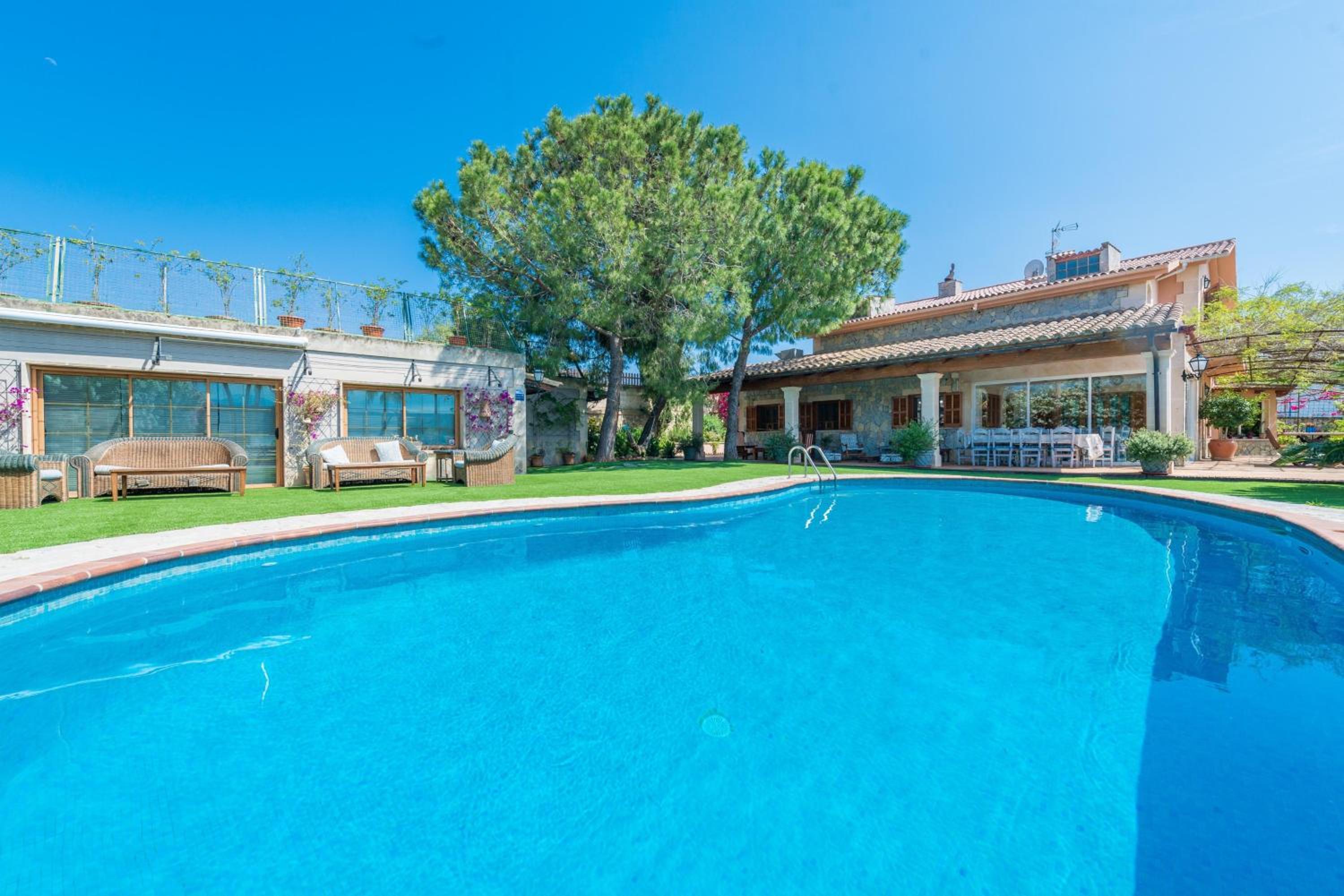 Eight-Bedroom Villa photo 3