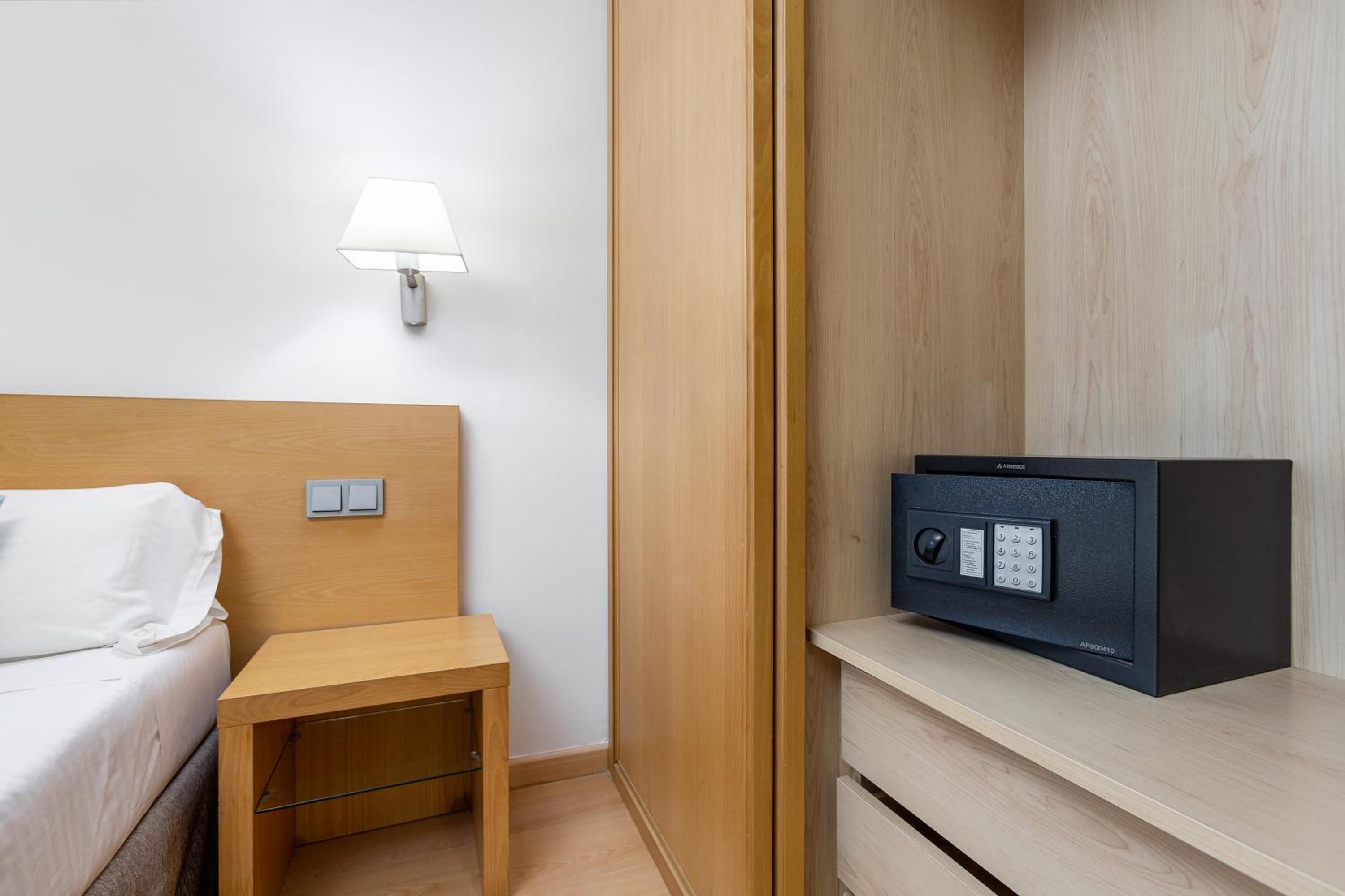 Twin Room with Extra Bed (2 Adults + 1 Child) - Photo 2