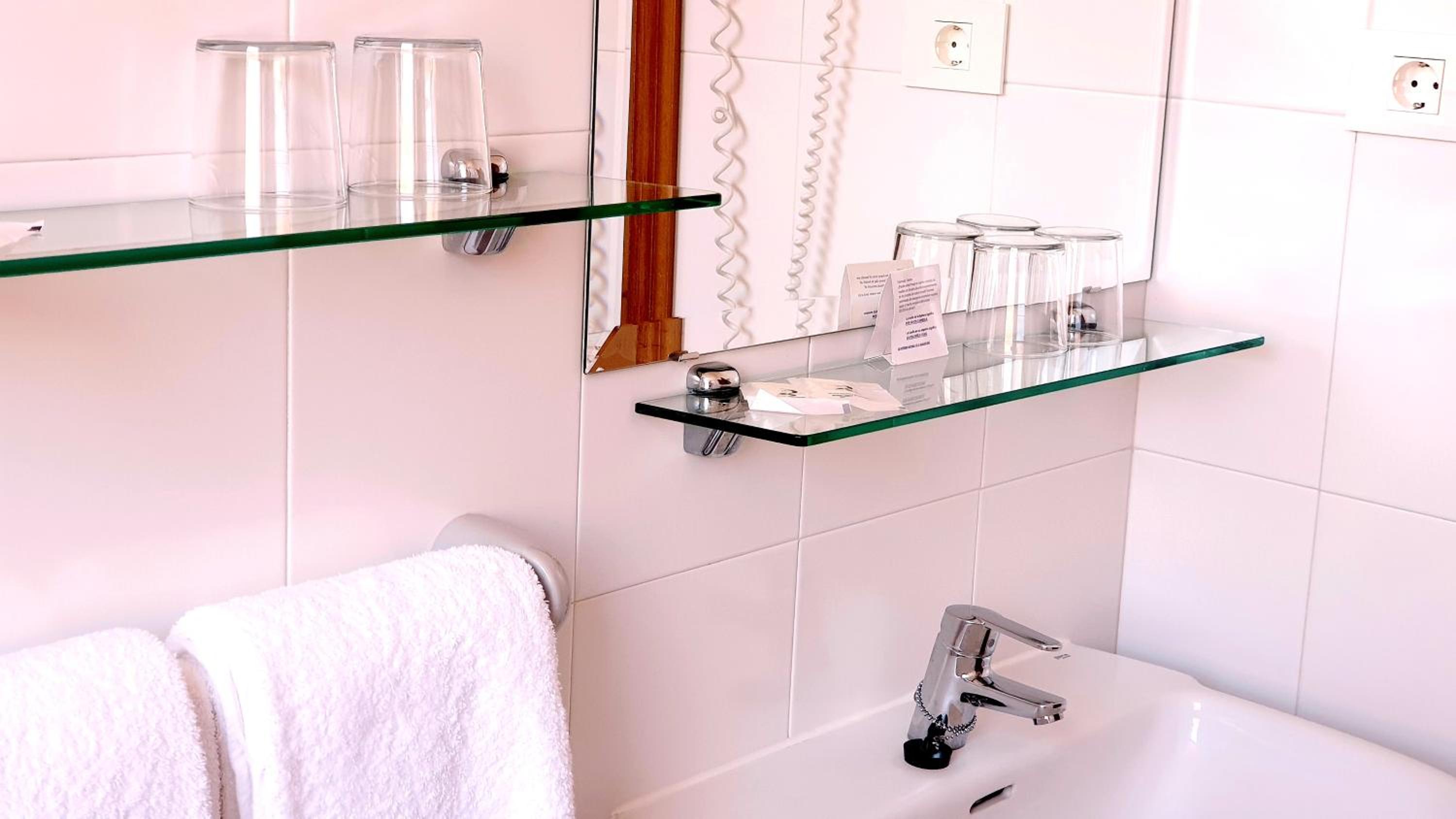 Double or Twin Room - Photo 10