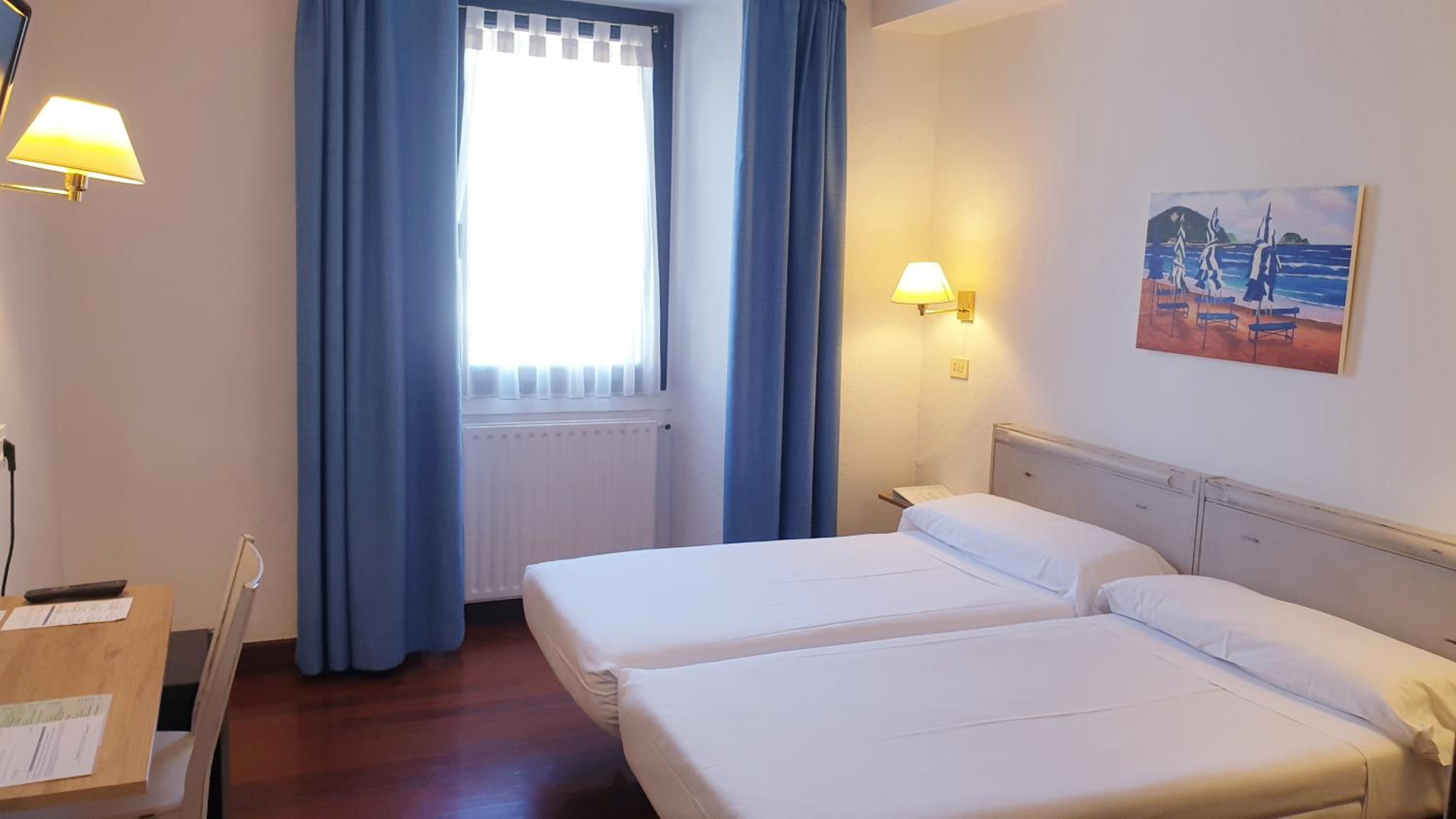 Double or Twin Room - Photo 11