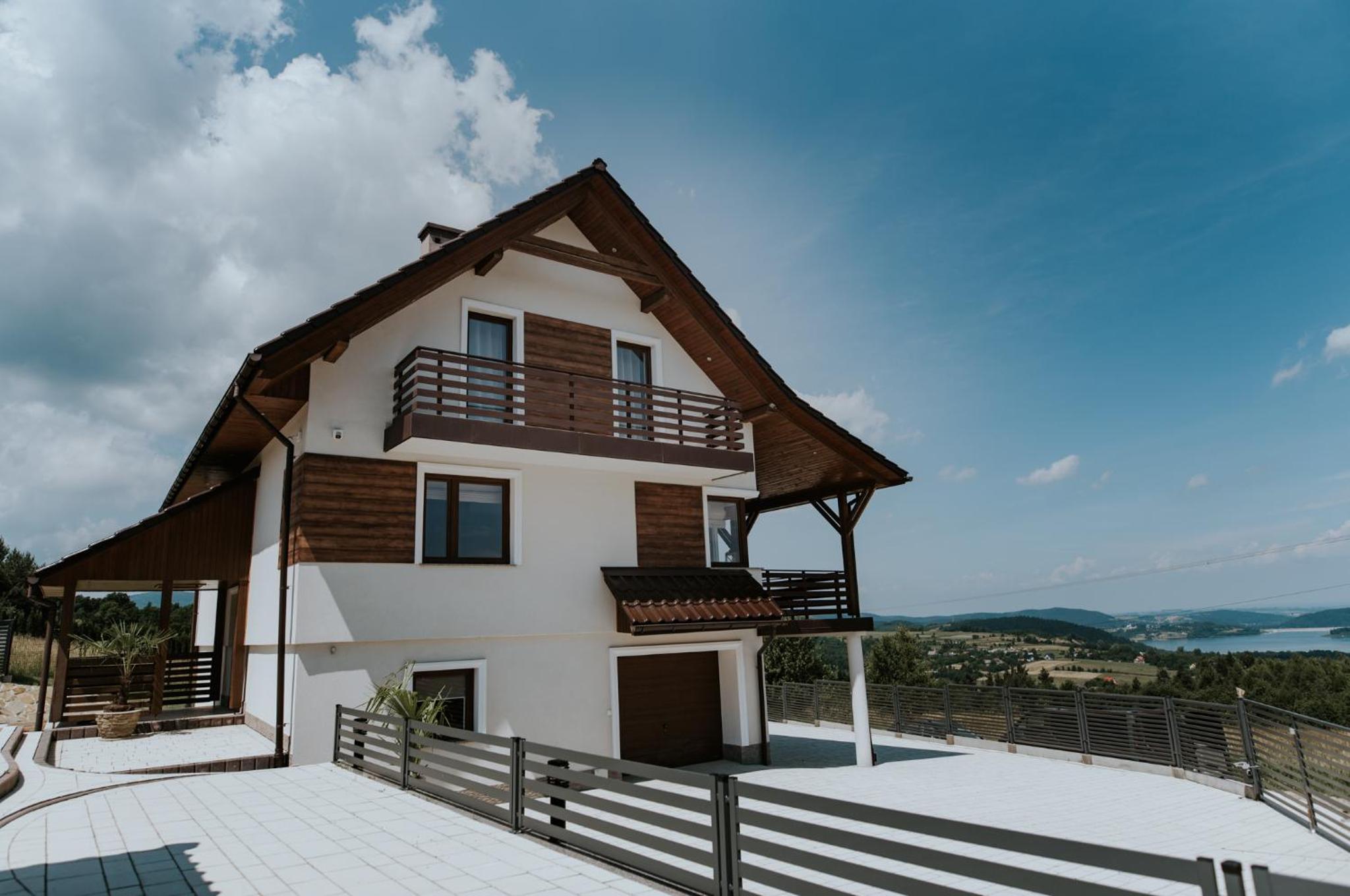 Six-Bedroom House photo 1