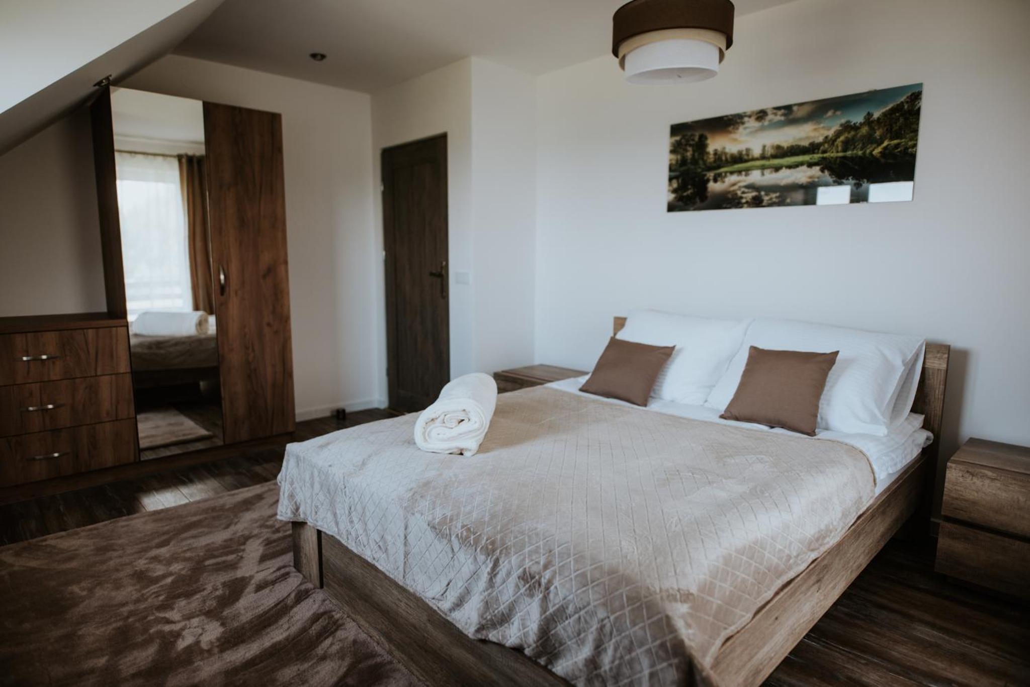 Six-Bedroom House photo 3