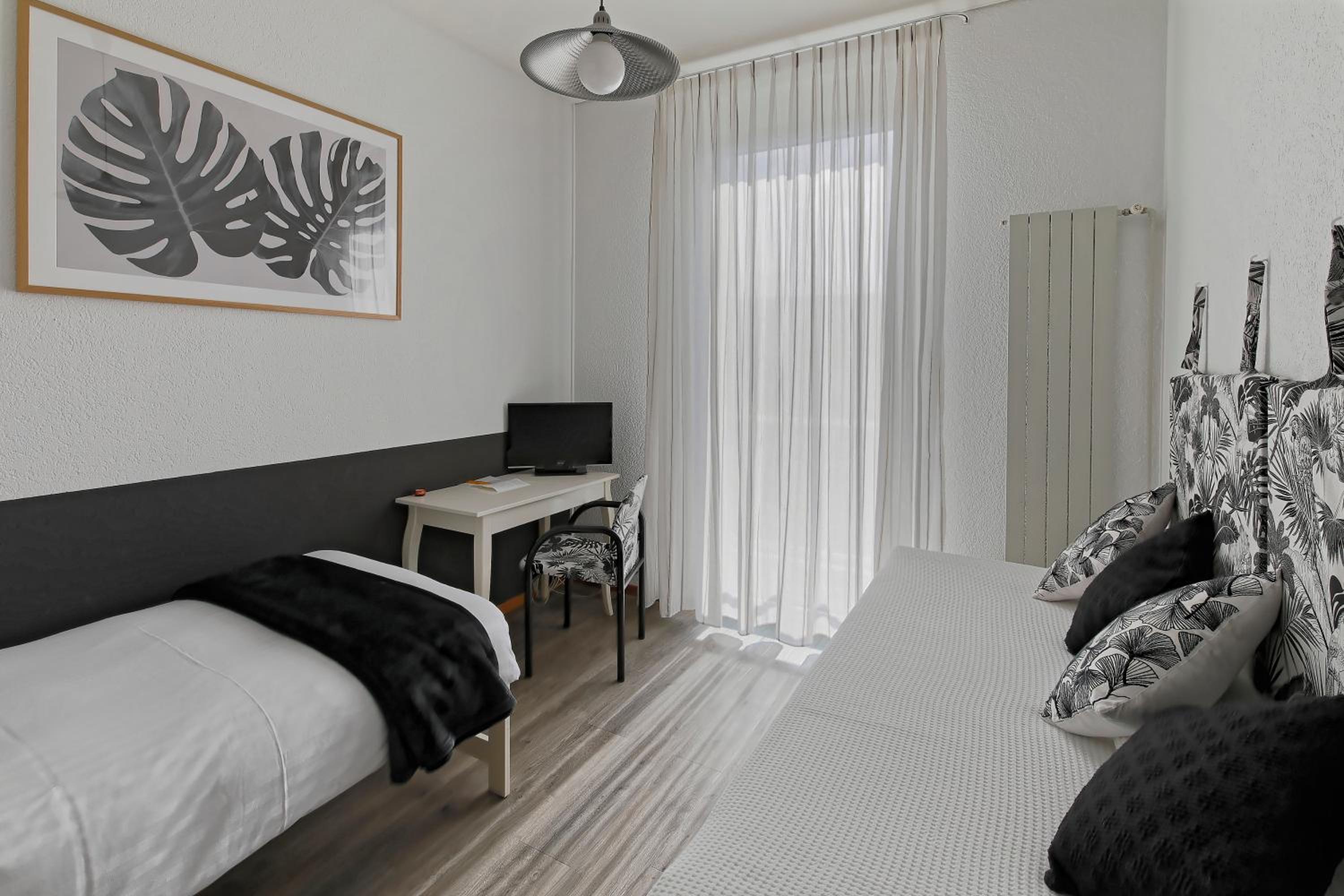 Twin Room - Photo 8