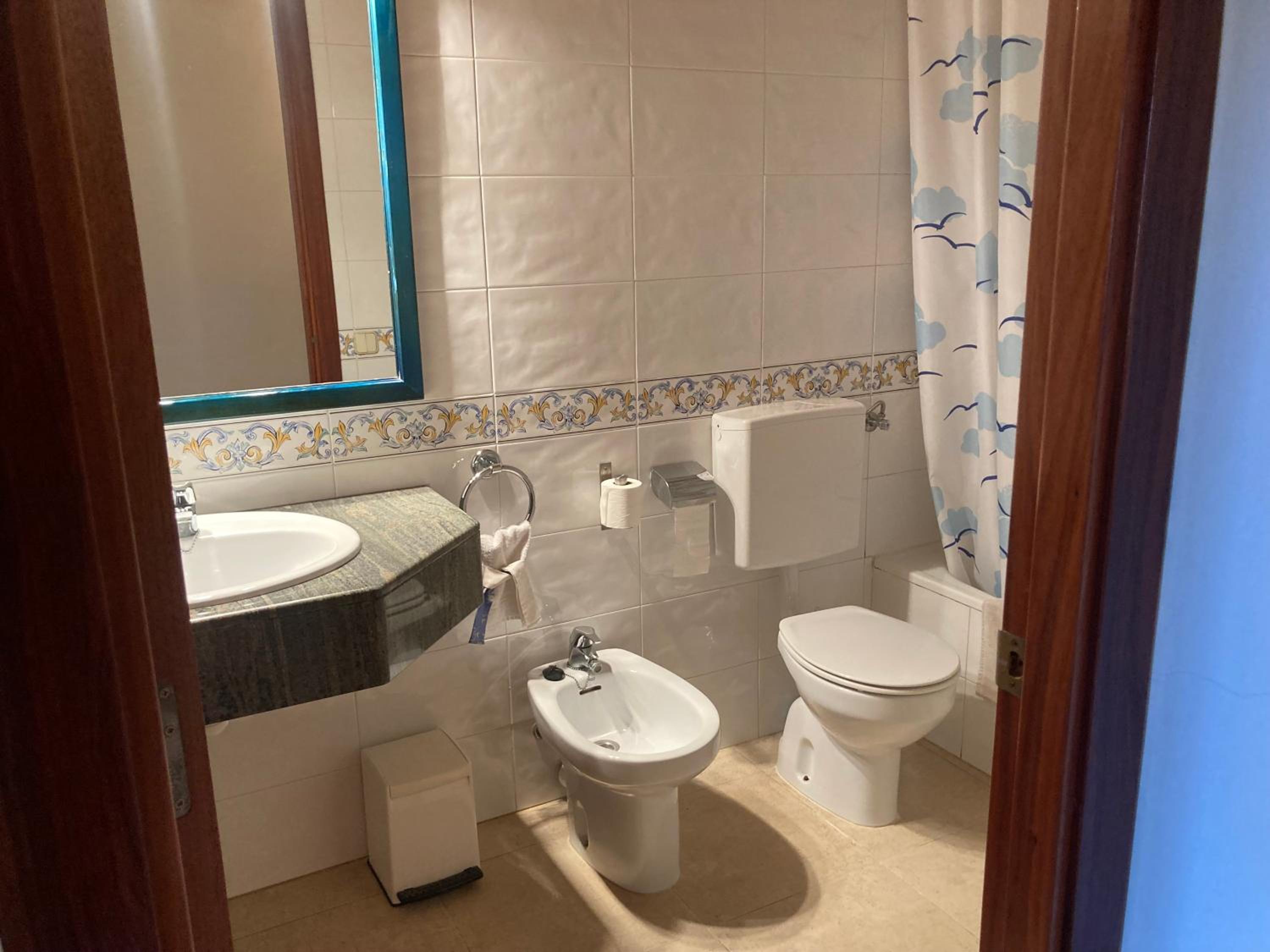 Double or Twin Room with Private Bathroom photo 3