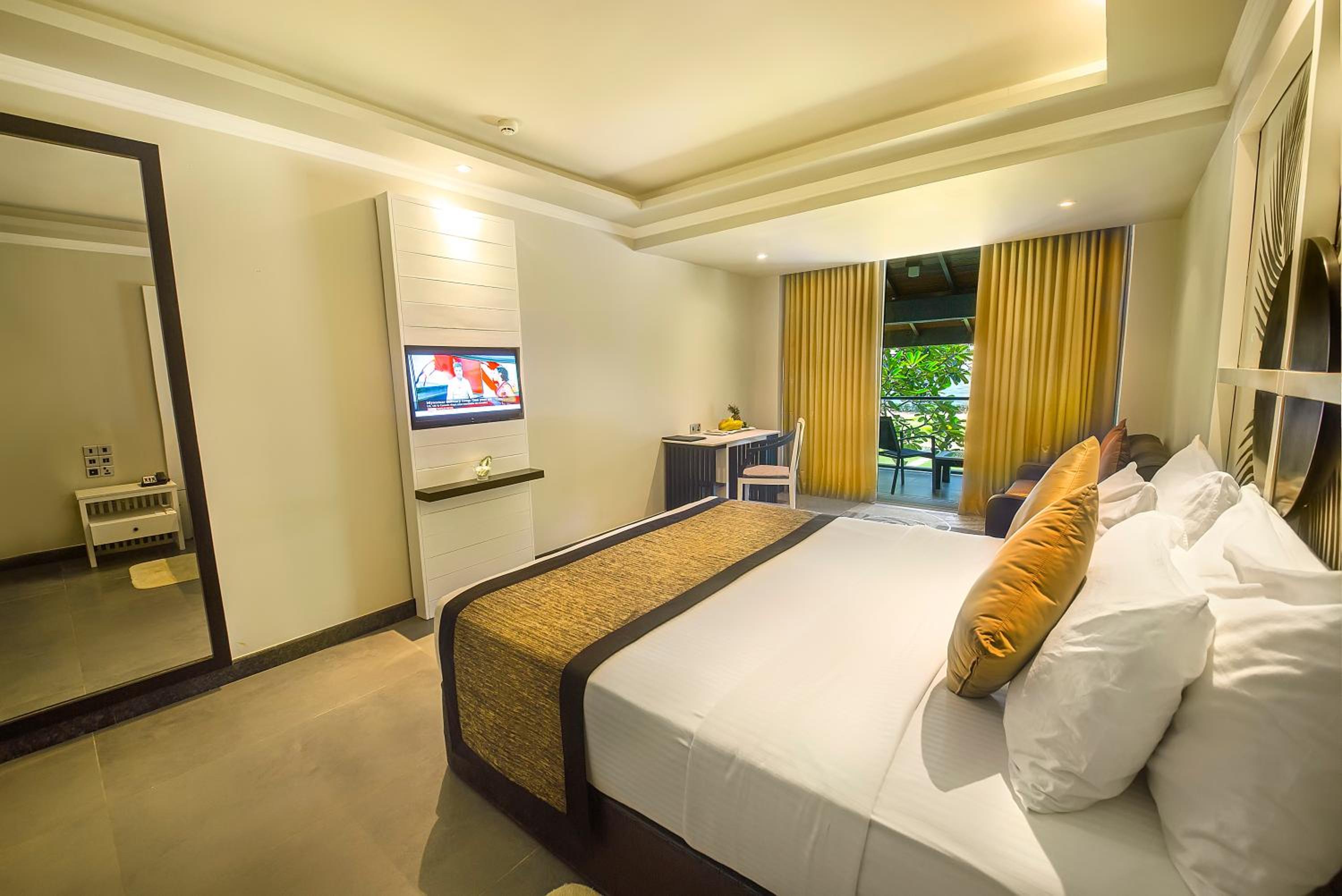 Deluxe Room with Sea View photo 2