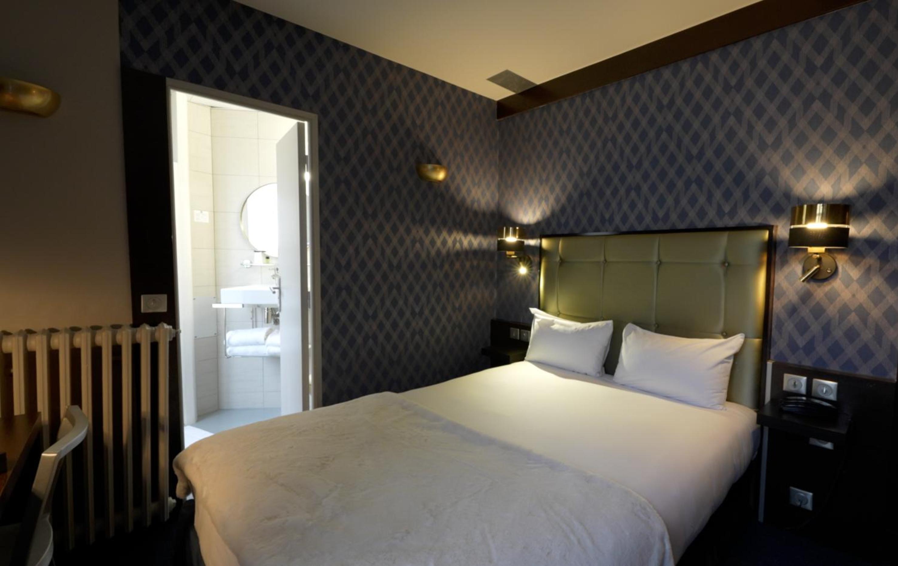 Standard Double Room thumbnail 6