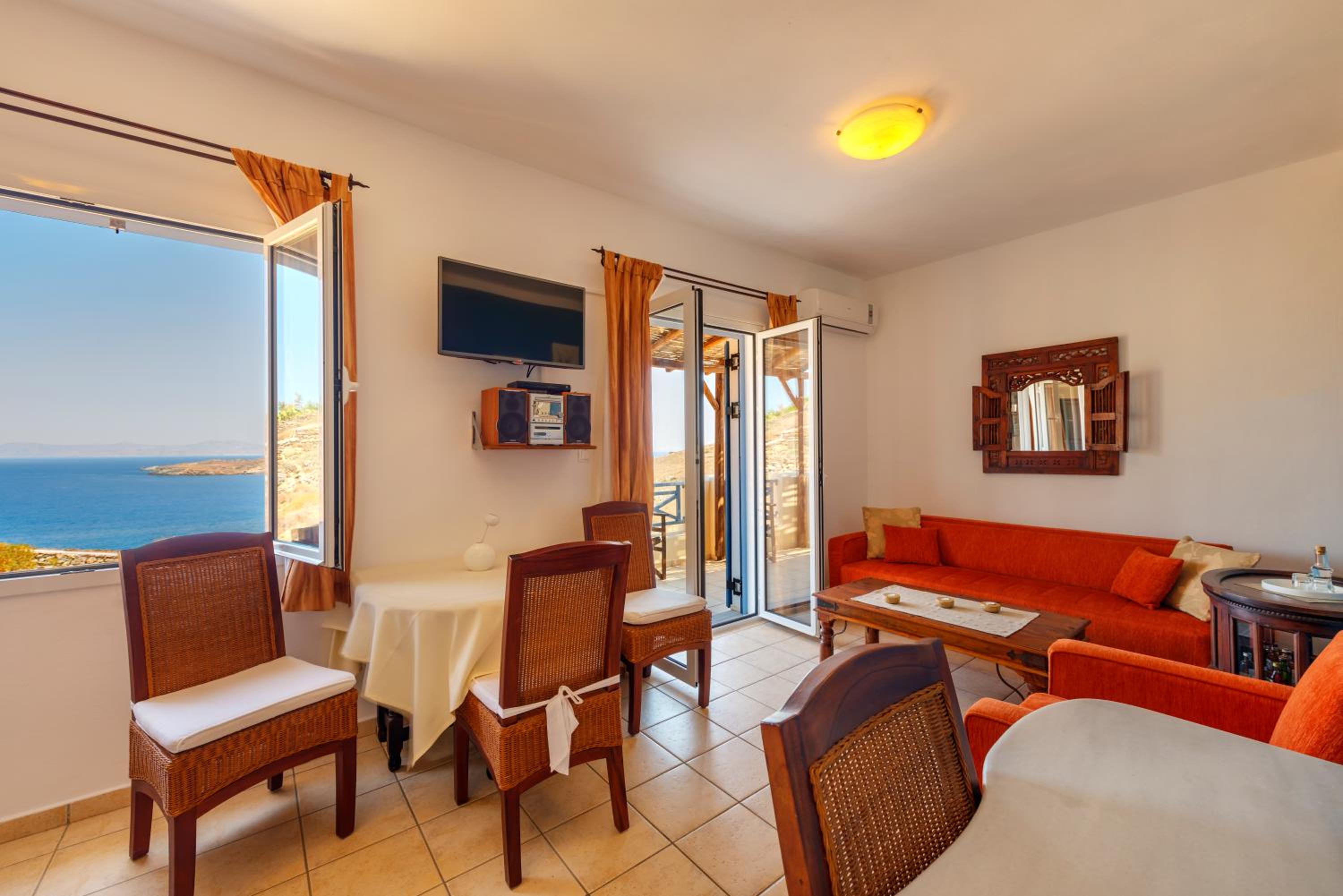 Deluxe Suite with Sea View - Photo 10