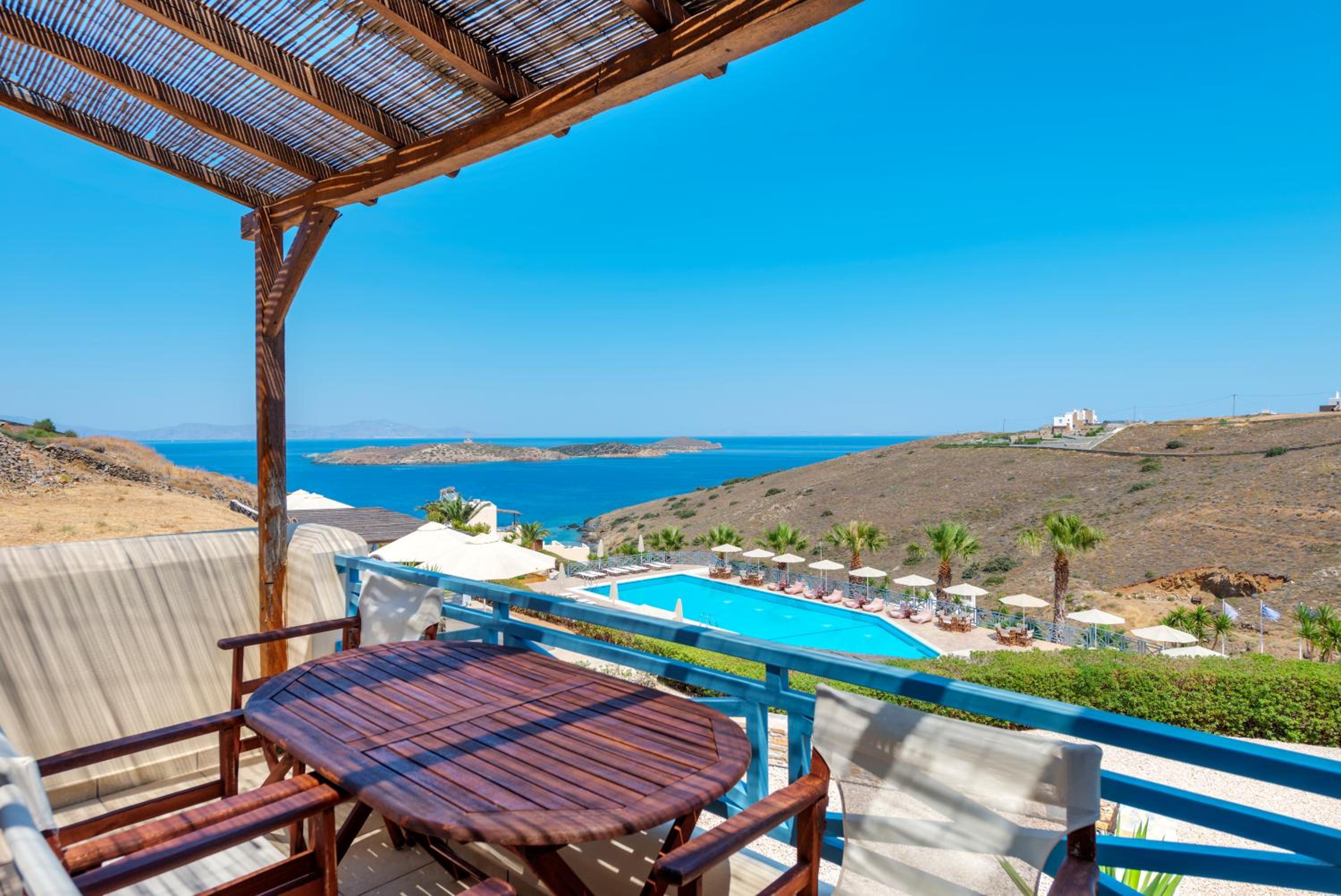 Deluxe Suite with Sea View - Photo 11