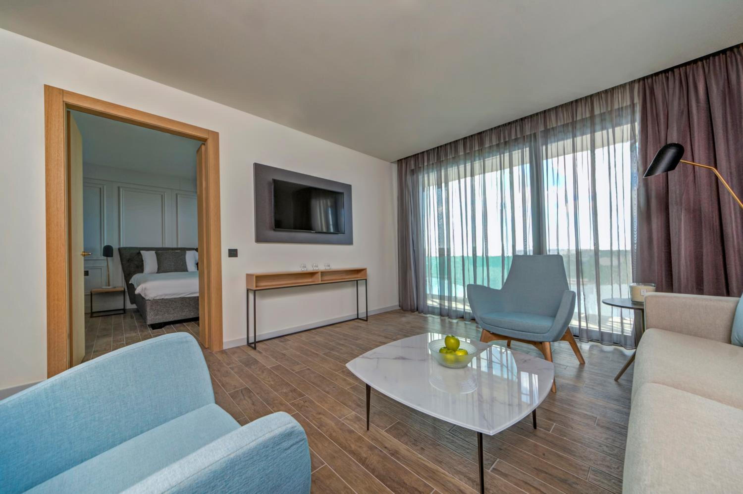 Superior Suite with Sea View - Photo 12