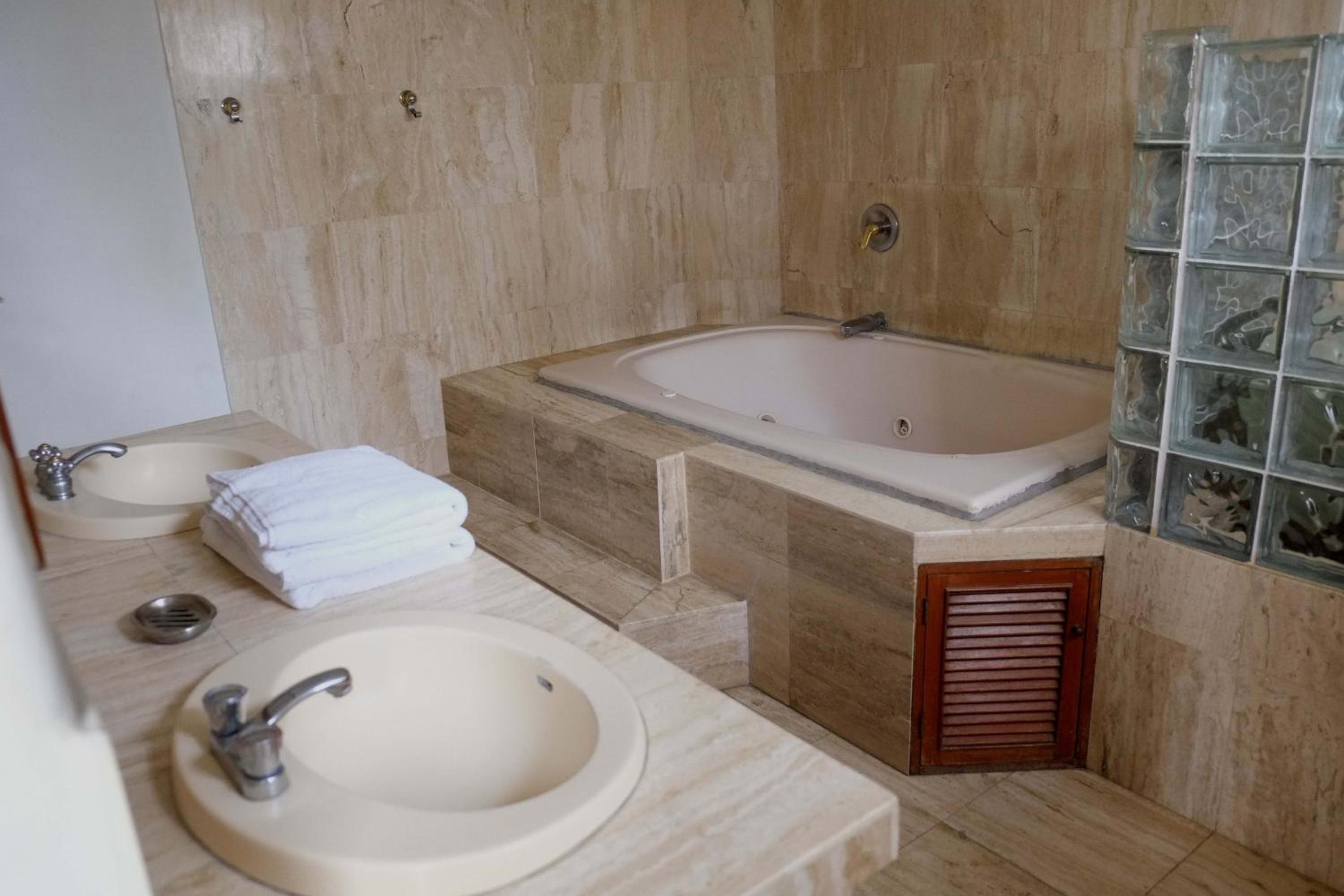 Deluxe King Suite with Jacuzzi photo 2