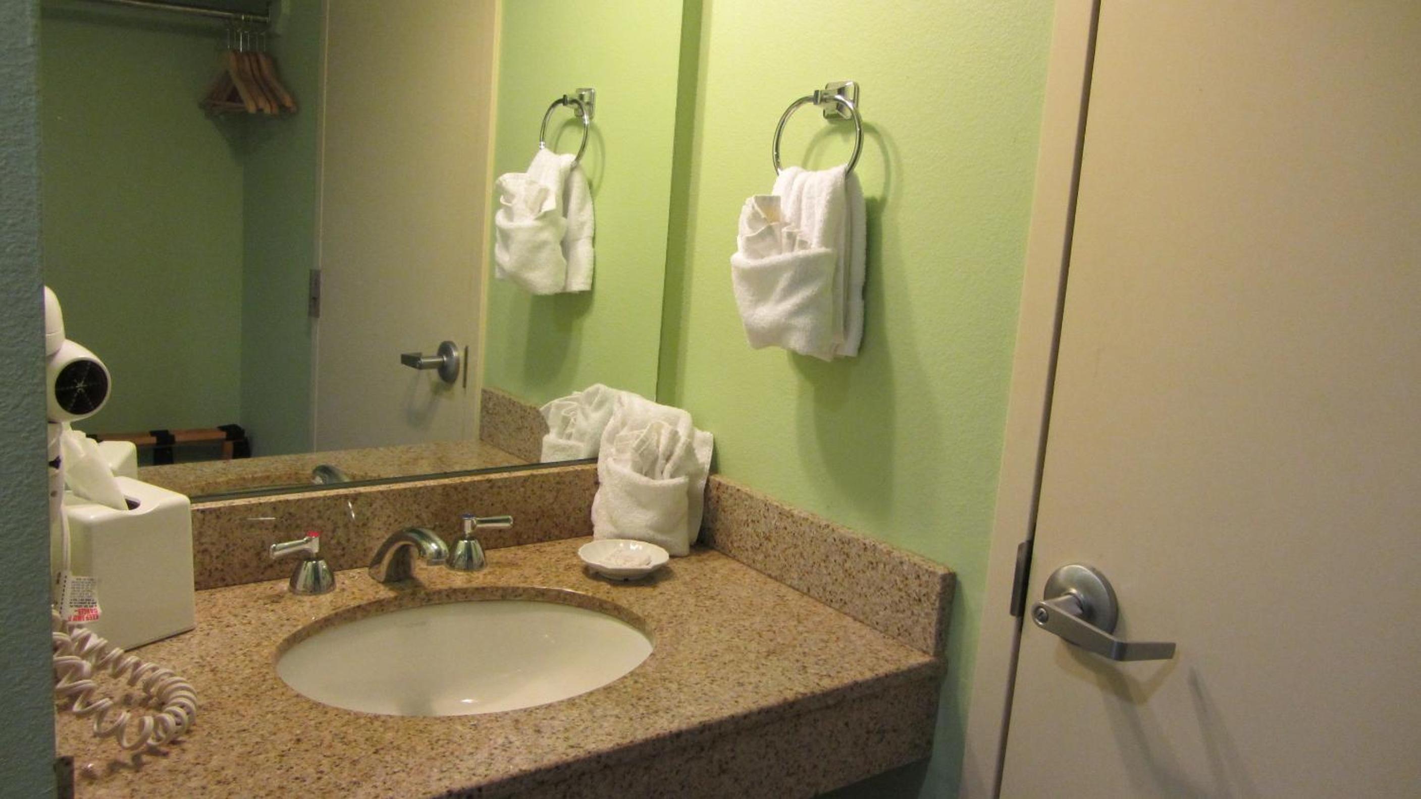 Queen Room with Two Queen Beds - Non-Smoking Pet Friendly - Photo 4