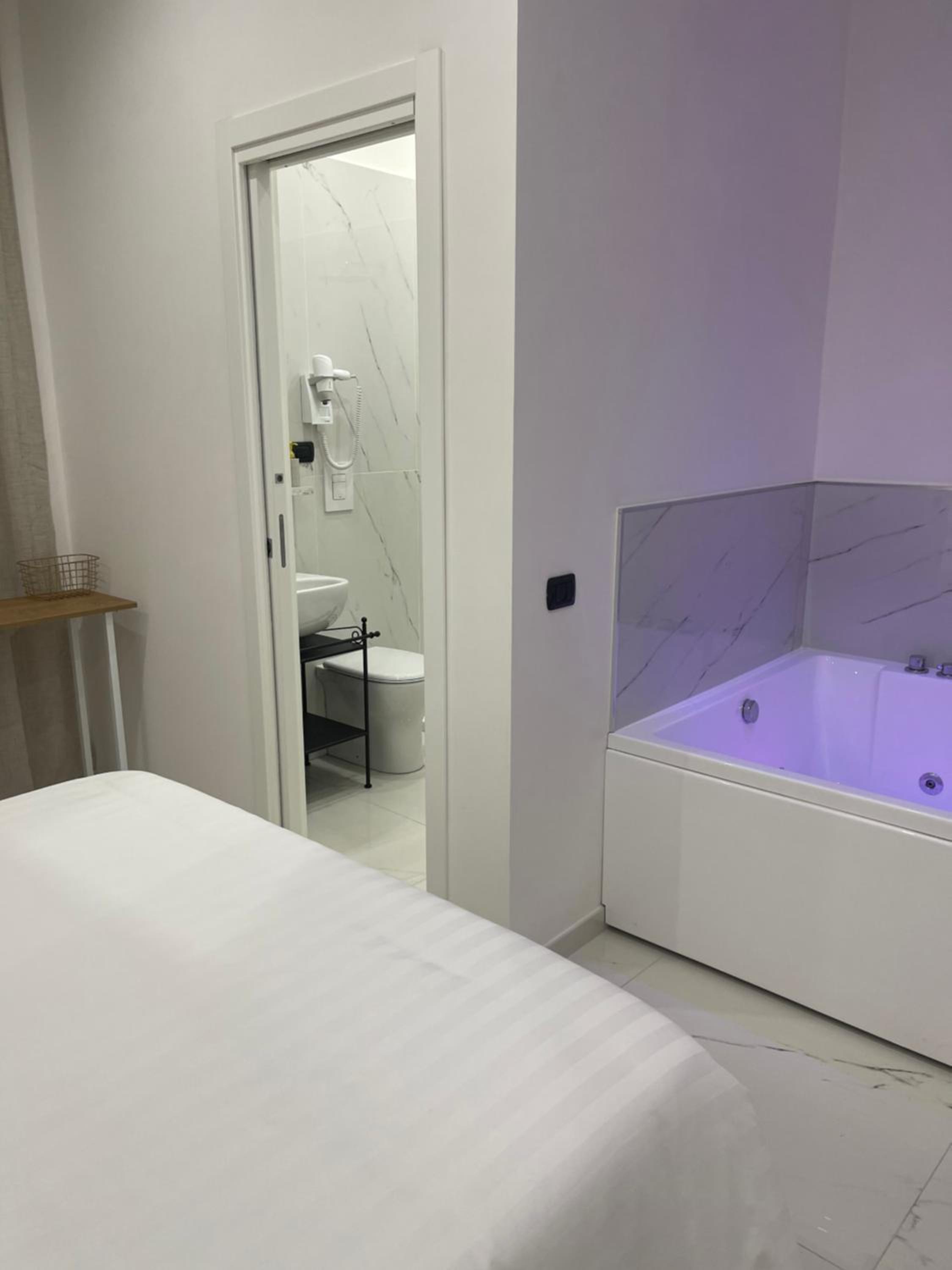 Deluxe Suite with Spa Bath - Photo 2