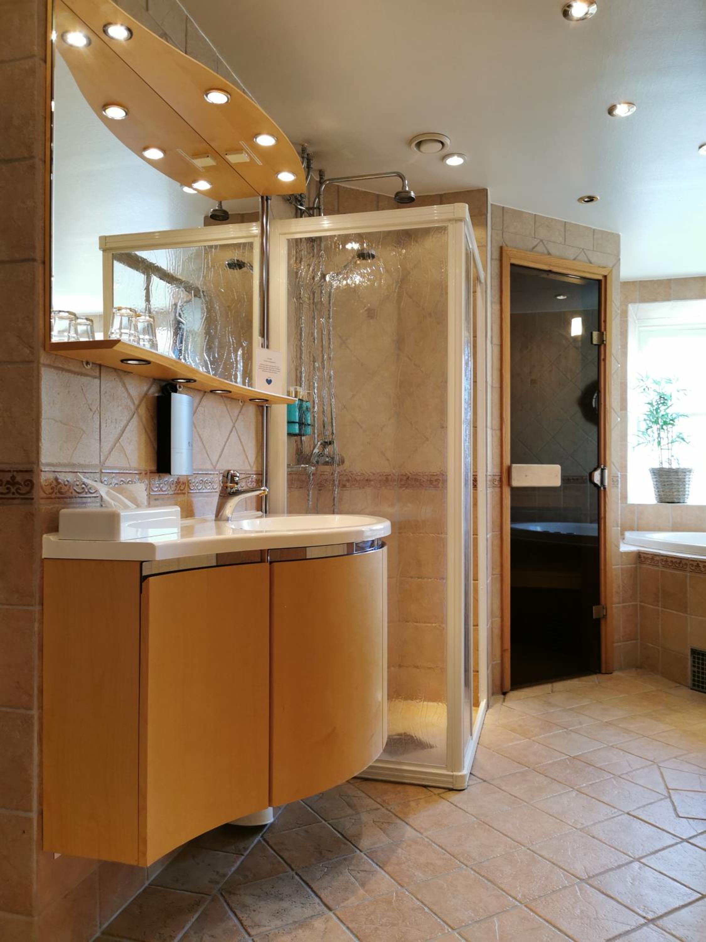 King Suite with Spa Bath and Sauna - Non-Smoking photo 3