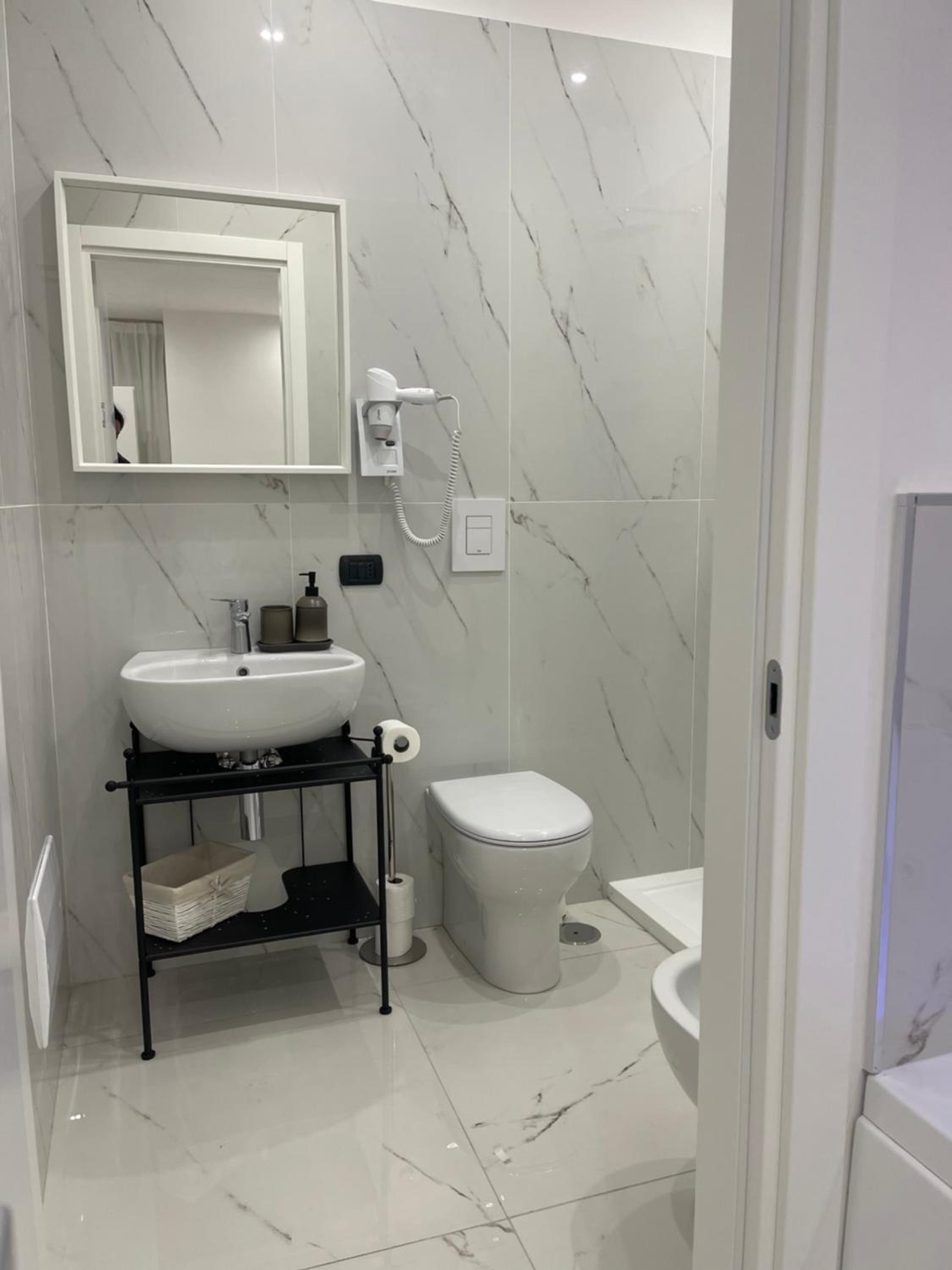 Deluxe Suite with Spa Bath - Photo 8