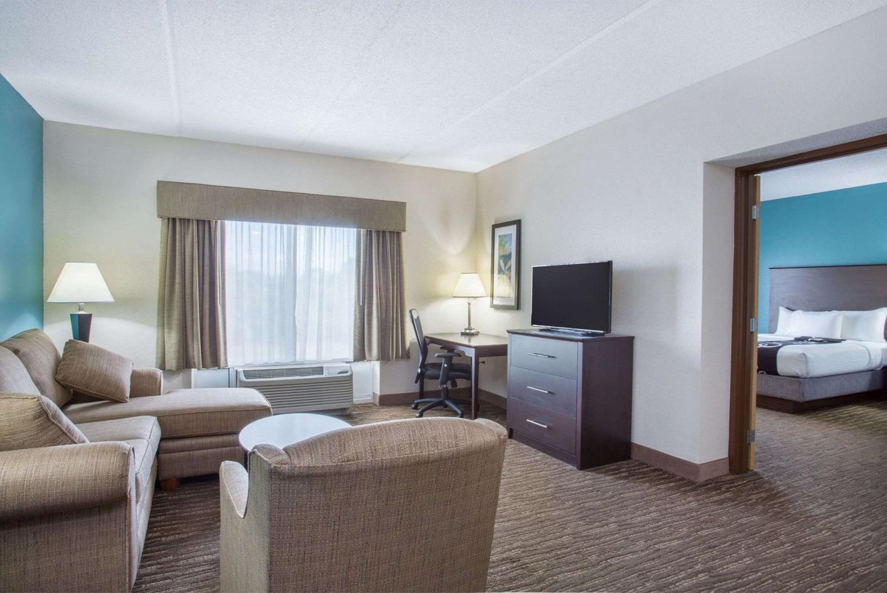Queen Suite with Two Queen Beds and Sofabed - Non Smoking - Photo 3