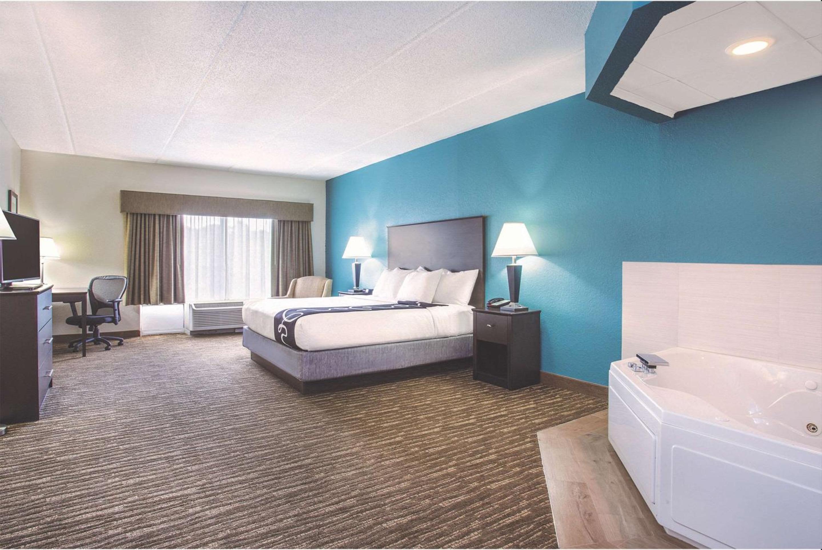 King Suite with Whirlpool - Non-smoking - Photo 3