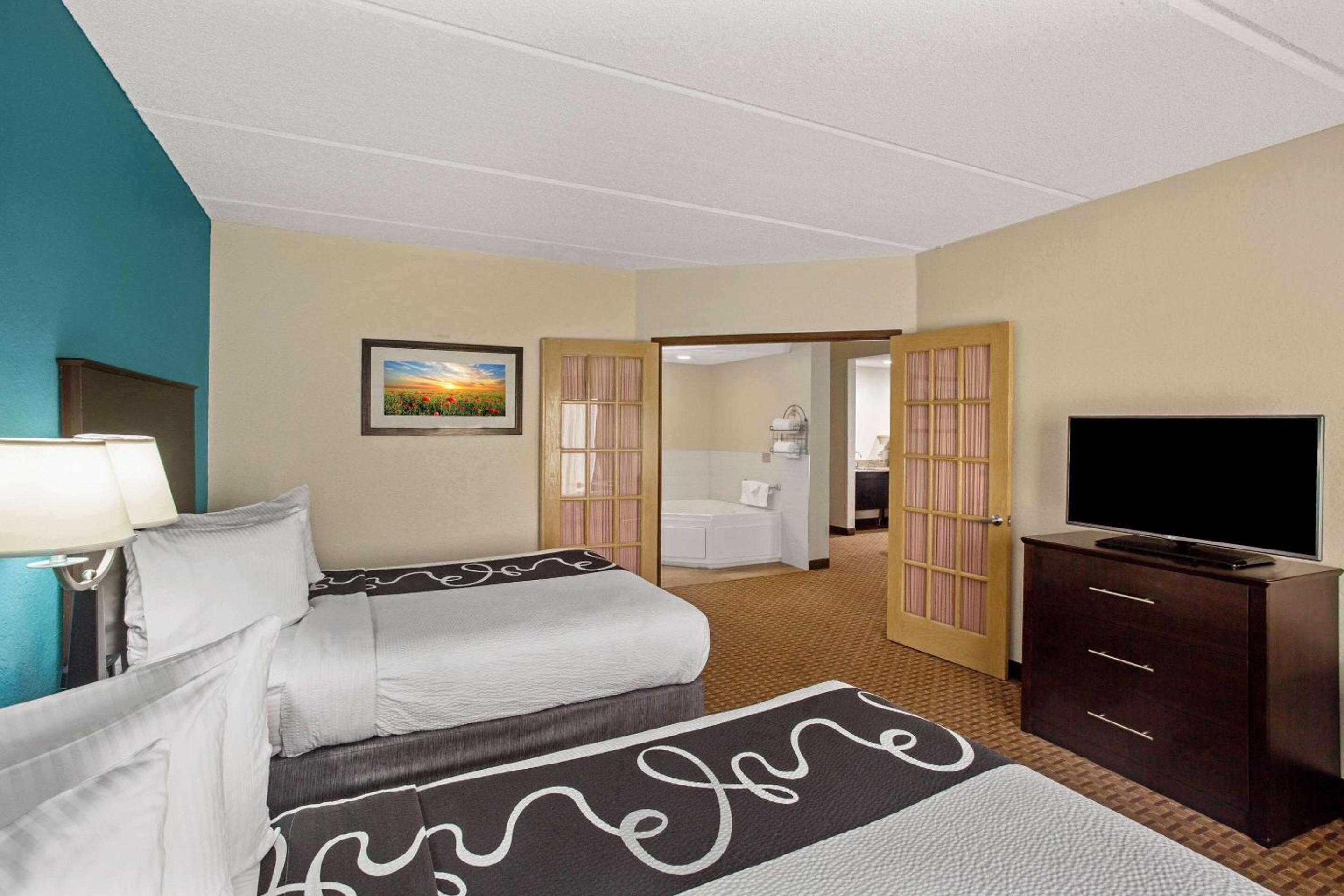 Family Suite - Non Smoking - Photo 3